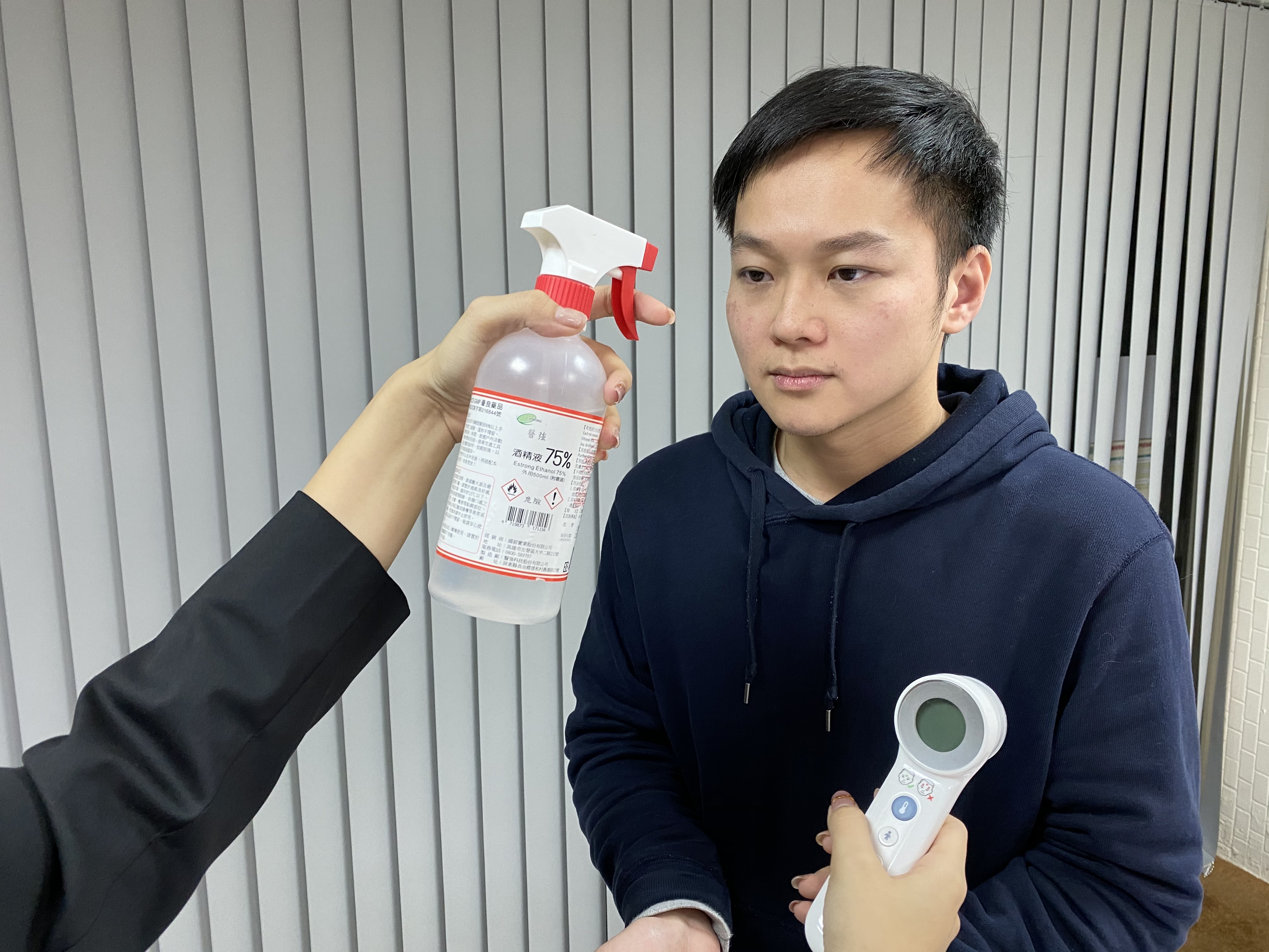 邱奕承被服務生誤用酒精量額溫，導致角膜灼傷。