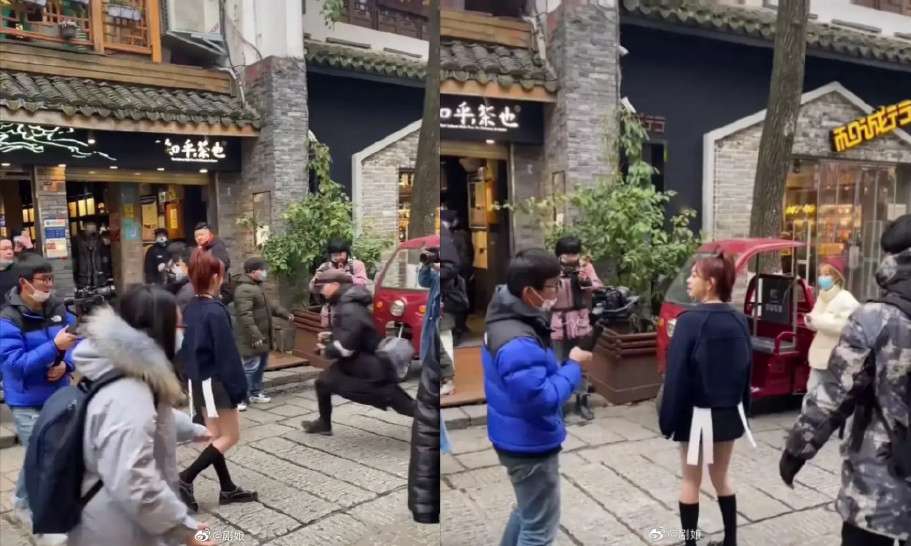 陳妍希現身長沙街頭拍攝節目，對比旁邊的人穿得很多，她穿露腿短裙應該會覺得很冷。（翻攝自微博）