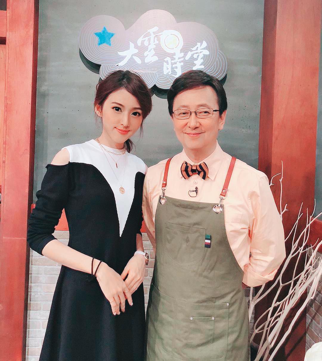 嘗試主持人工作後,土司范兒(左)在高壓環境下快速學會應對、察言觀色及如何介紹食物。右為李四端。(翻攝自土司范兒IG)