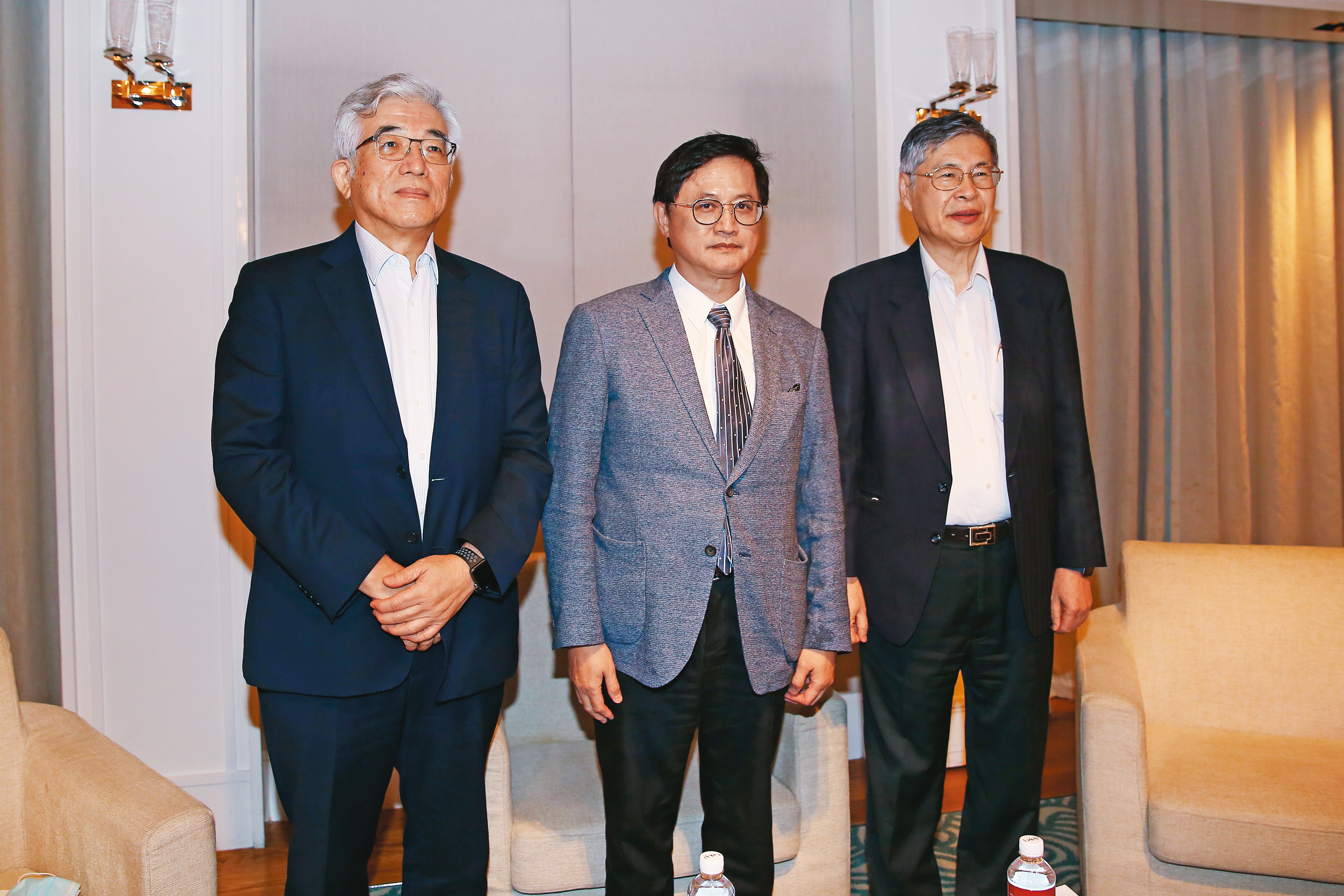 去年8月，童子賢率領鎧勝董事長程建中與和碩執行長廖賜政三巨頭，宣布將鎧勝併回和碩。