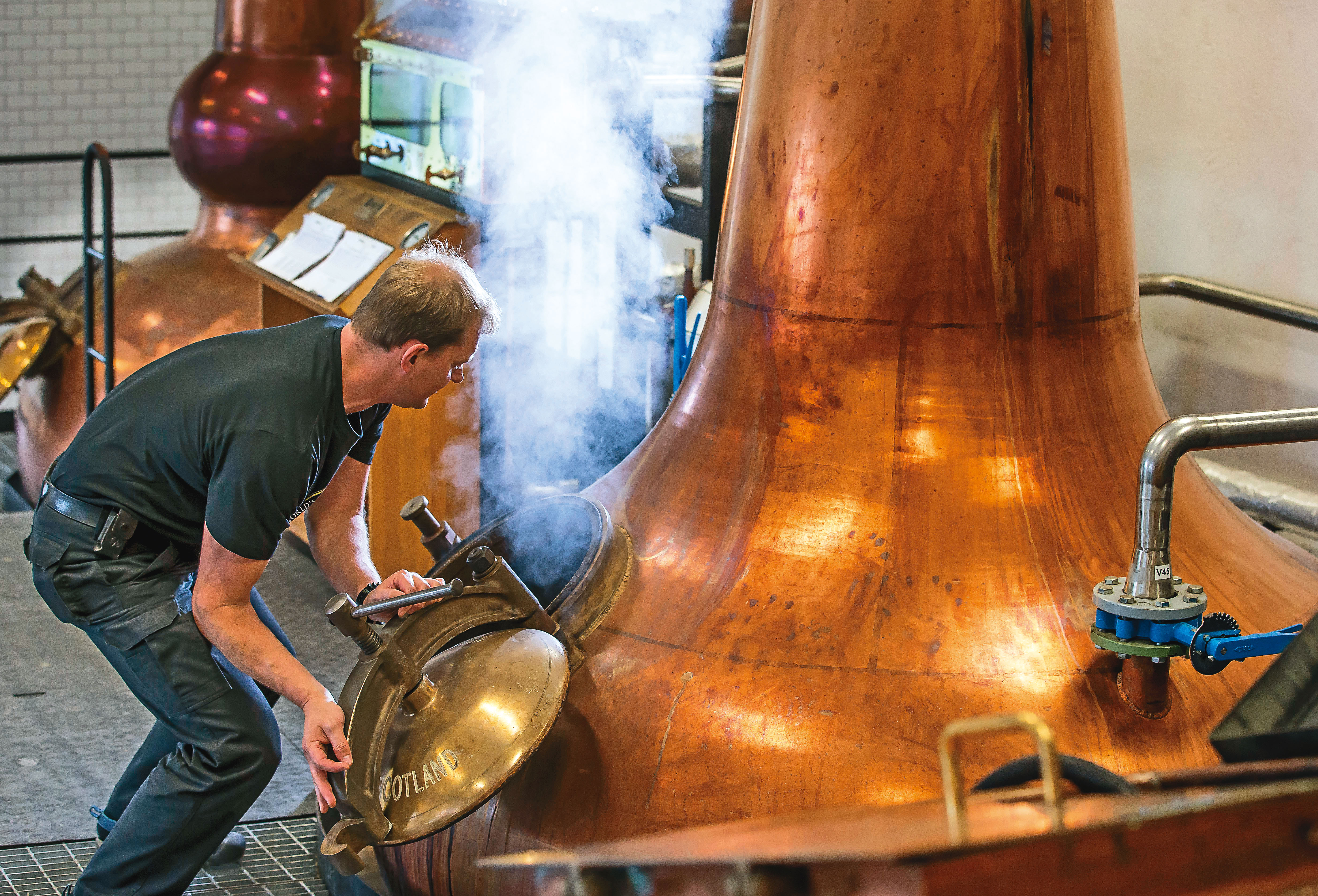 瑞典高岸酒廠不倚賴電腦監控蒸餾過程，全程以人工方式取代機器。