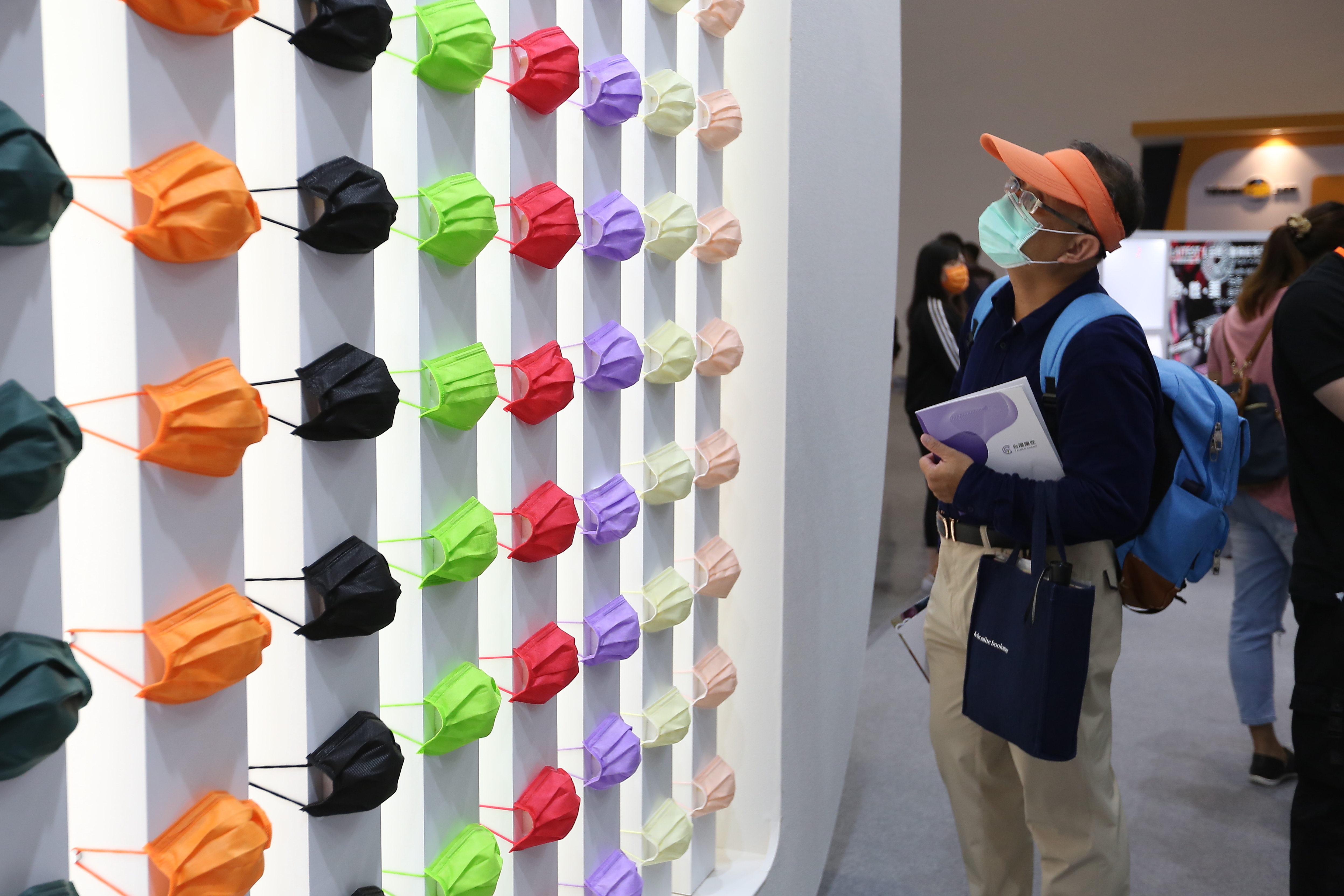 目前電商、藥妝店、超商及藥局都有充足口罩，業者認為，口罩遲早會發生崩盤。（本刊資料照）