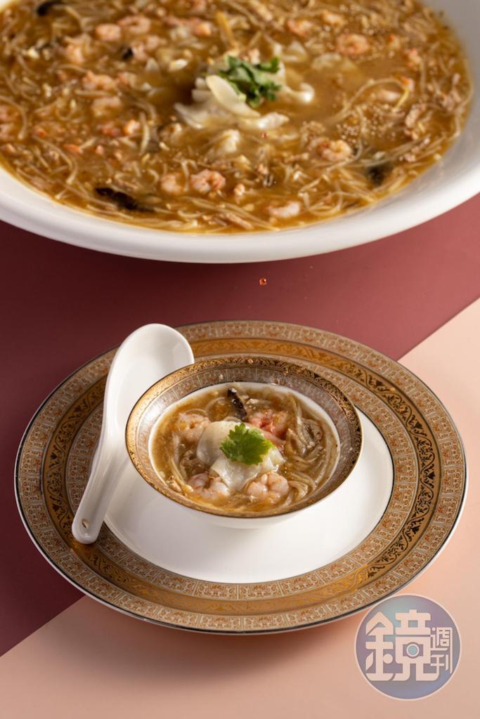 以烏醋為主調的「花膠火燒蝦羹」酸甜調味飽滿。(8,800元桌菜菜色,單點150元/份)