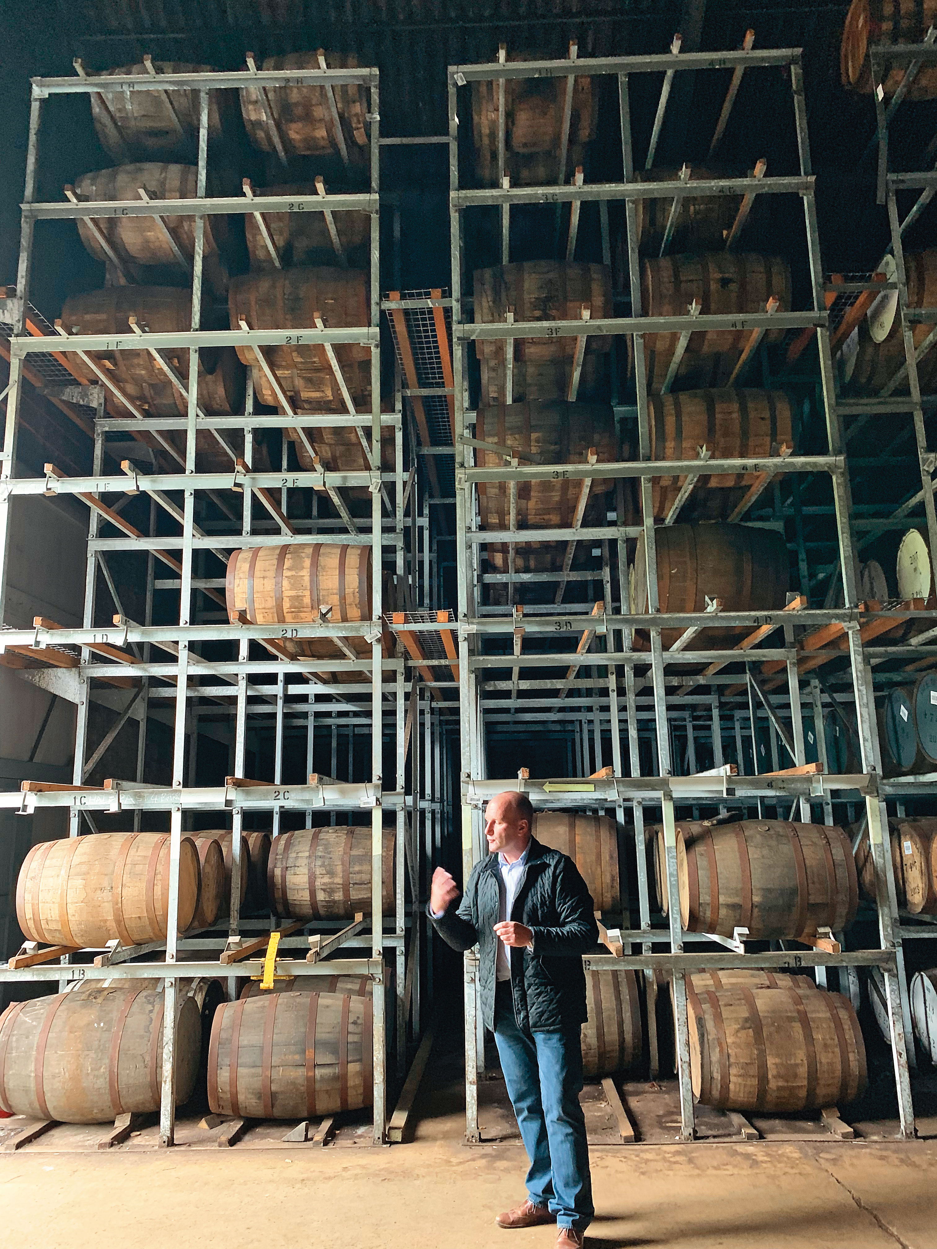 層架式酒窖(Racked Warehouse)適合寸土寸金的大量儲存,不過搬運橡木桶相對也來得麻煩一些。圖為海島威士忌吉拉的層架式酒窖,在這地廣人稀之處卻採用堆疊的酒窖,用意格外令人好奇。