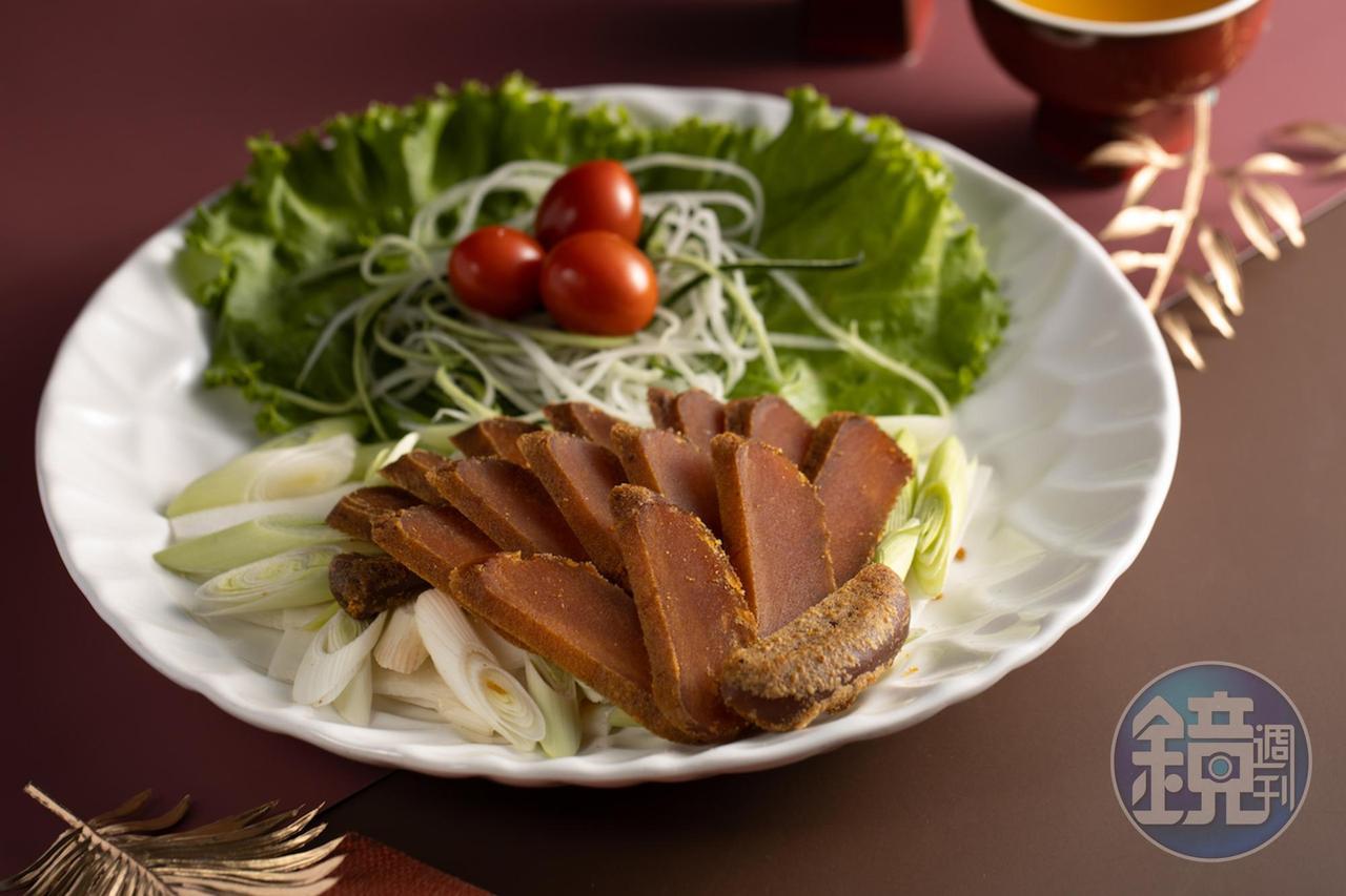 表皮烤到酥香的「炭烤野生魚子」裡頭保留如糖心蛋的濕潤,鮮鹹旨味縈繞口中。(8,800元桌菜菜色,單點660元/份)