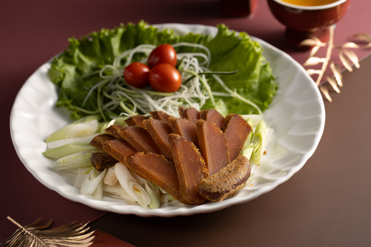 表皮烤到酥香的「炭烤野生魚子」裡頭保留如糖心蛋的濕潤，鮮鹹旨味縈繞口中。（8,800元桌菜菜色，單點660元／份）