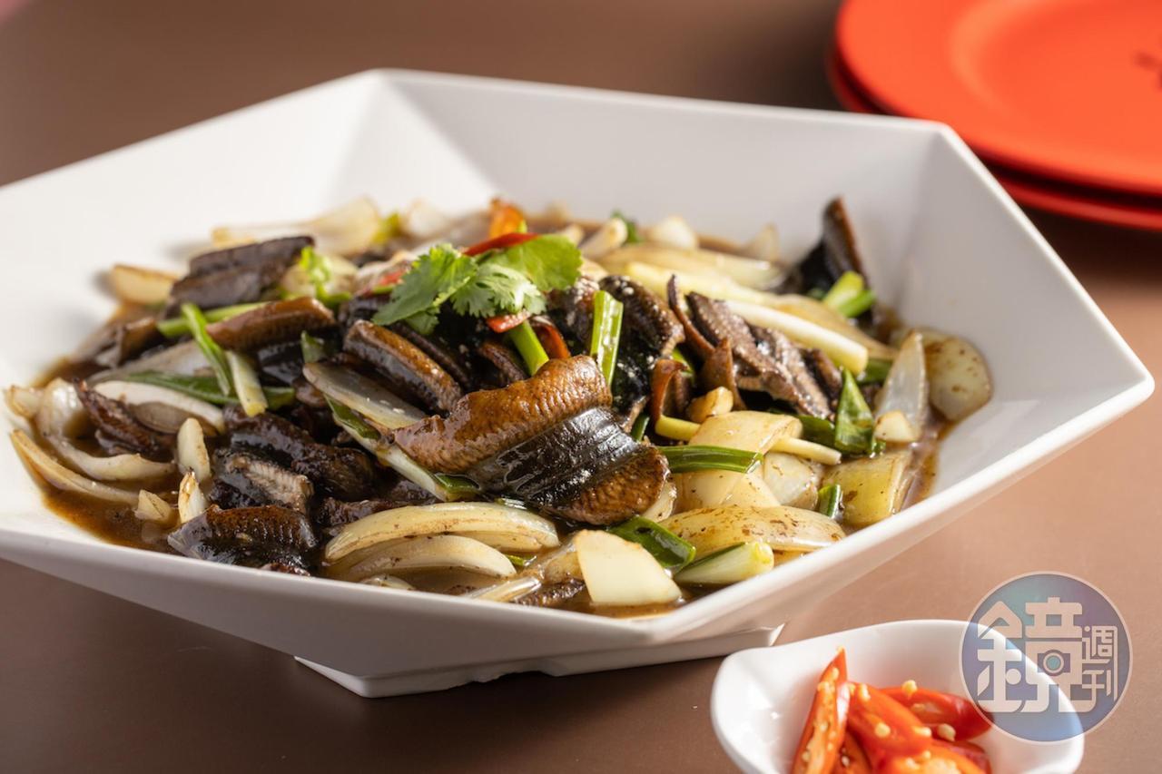 鑊氣騰騰的「爆燄生炒鱔魚」,鱔魚爽脆,醋香飽滿。(1,320元/大份)