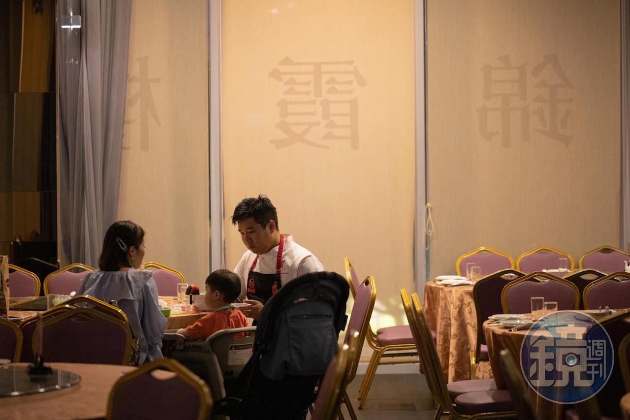 吳健豪工時太長,很難得可以跟家人吃飯,這天他的太太帶著兒子小洵來探班。