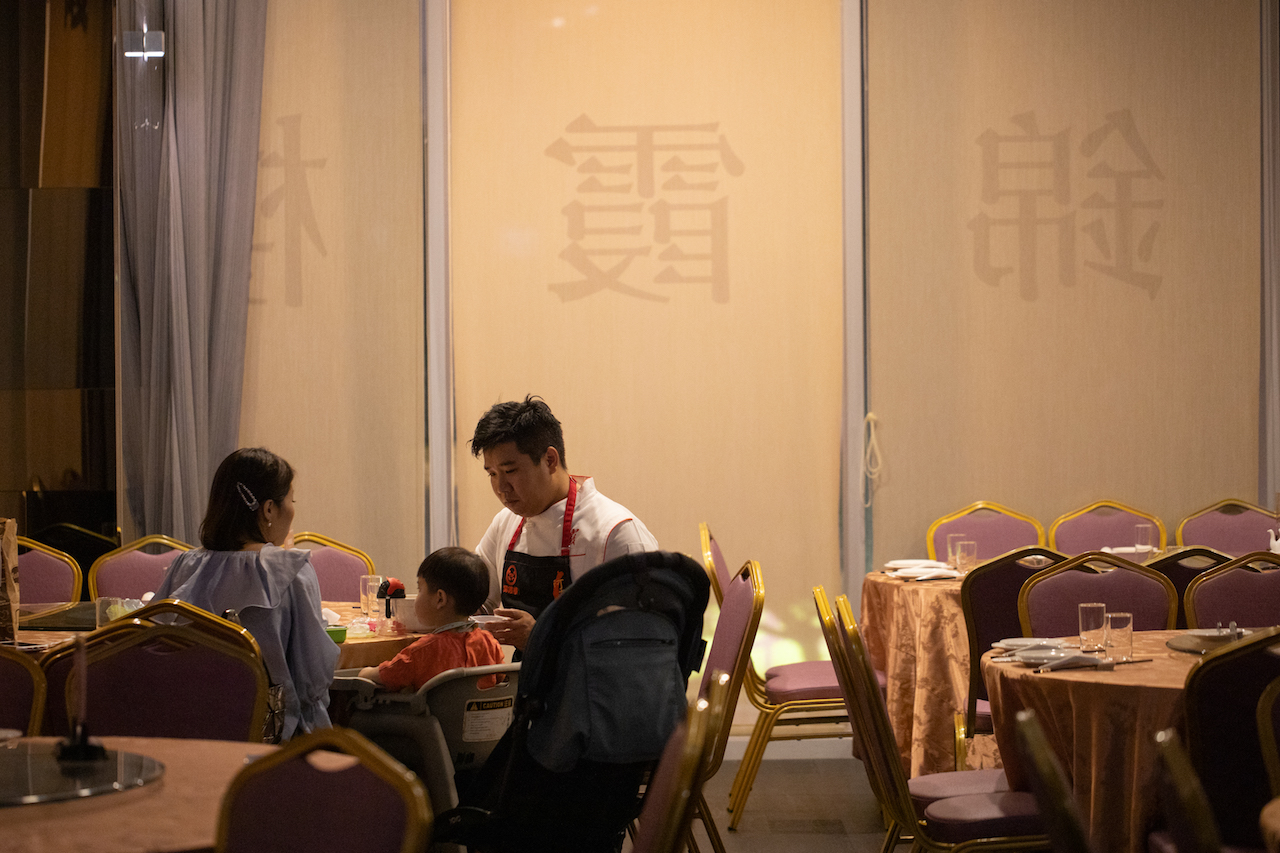 吳健豪工時太長，很難得可以跟家人吃飯，這天他的太太帶著兒子小洵來探班。