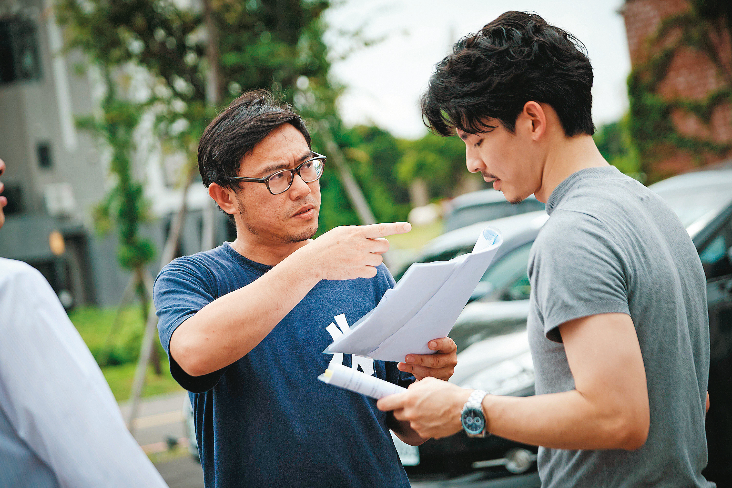 導演廖士涵(左)以電影《粽邪》系列打開知名度,也因擅常刻畫人性面,參與編劇,讓《大債時代》角色更突出。(公視提供)