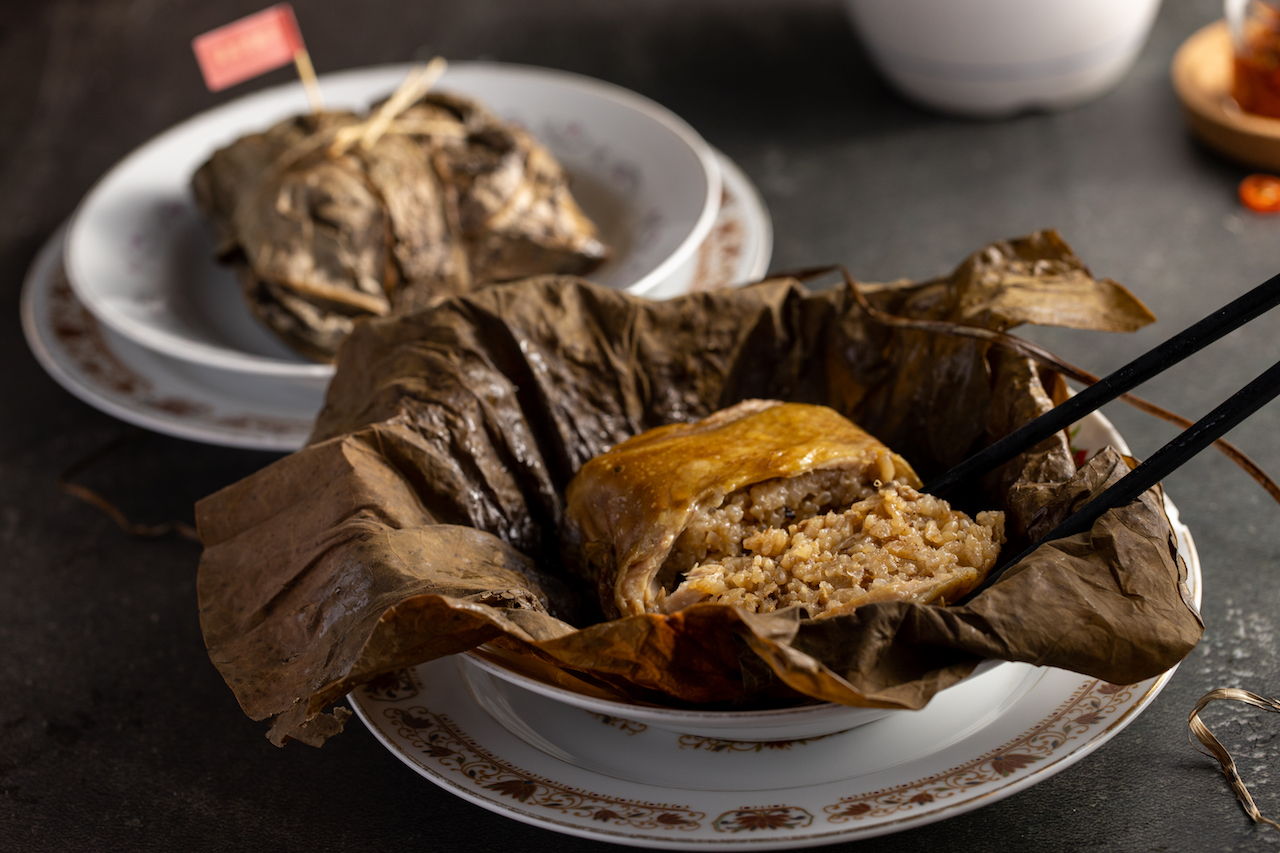 「香蒸菜脯荷葉雞」以彈潤的雞腿肉均勻地包裹住油飯，口感極佳。（320元／份）