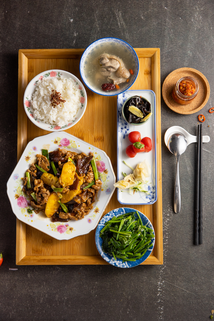 「菠蘿遇見櫻桃鴨」酸溜濃冽，生津開胃。（250元／份）