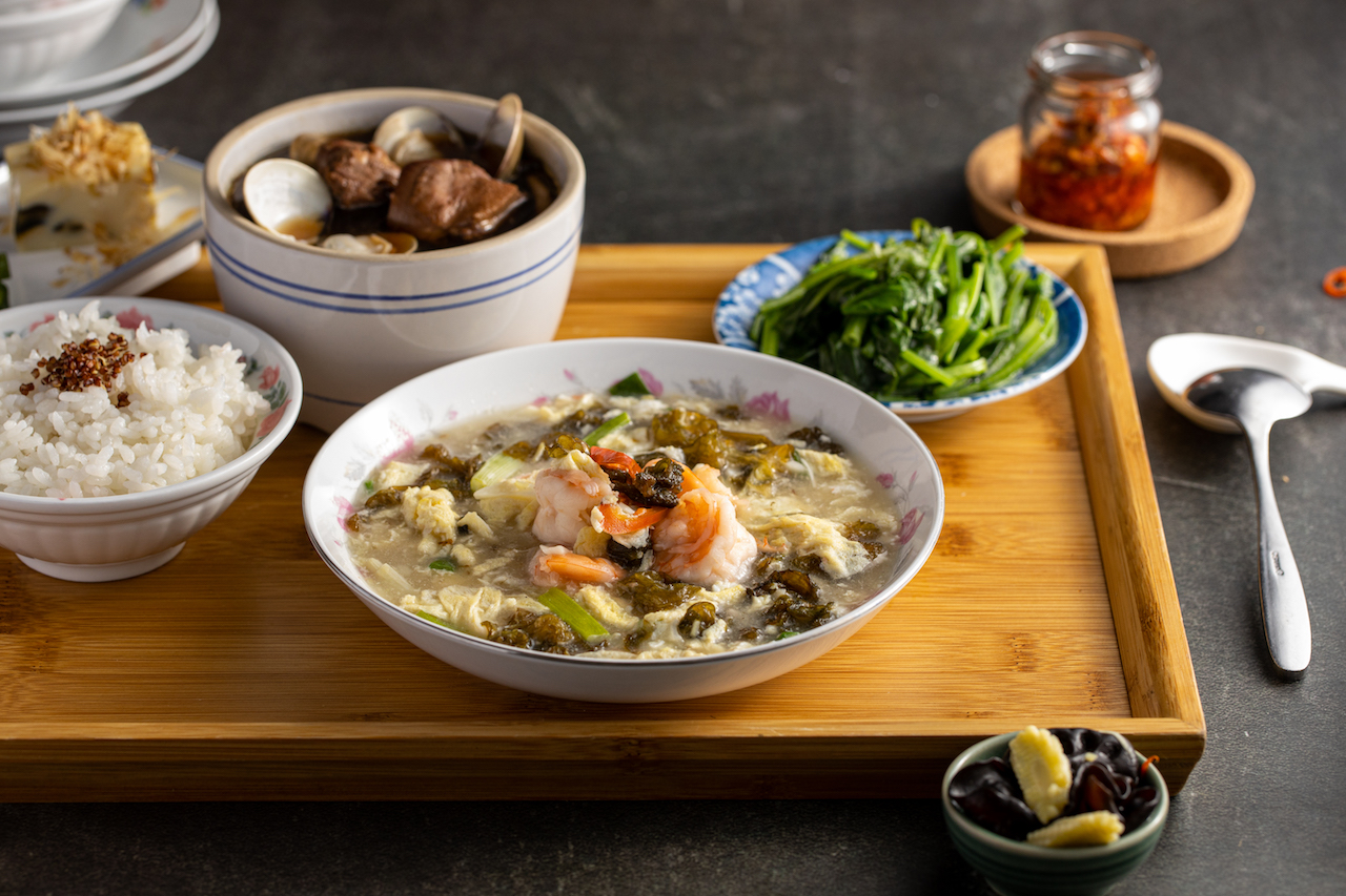 加了蛋、蝦燴炒的「蝦仁月見雨來菇」，滑口帶脆，鮮裡帶甜。（340元／份）