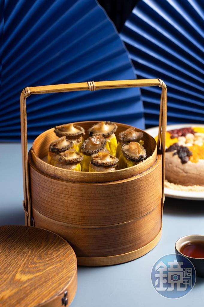 點上Q 彈有勁鮮鮑魚的「鼎鮮御鮑元寶」(1,288 元/份)和芋泥柔滑的「花現幸福甜芋泥」(888 元/份),年味十足 。
