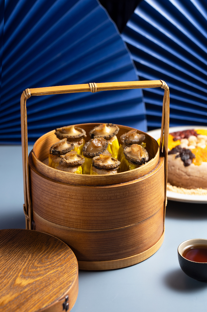 點上Q 彈有勁鮮鮑魚的「鼎鮮御鮑元寶」（1,288 元／份）和芋泥柔滑的「花現幸福甜芋泥」（888 元／份），年味十足 。
