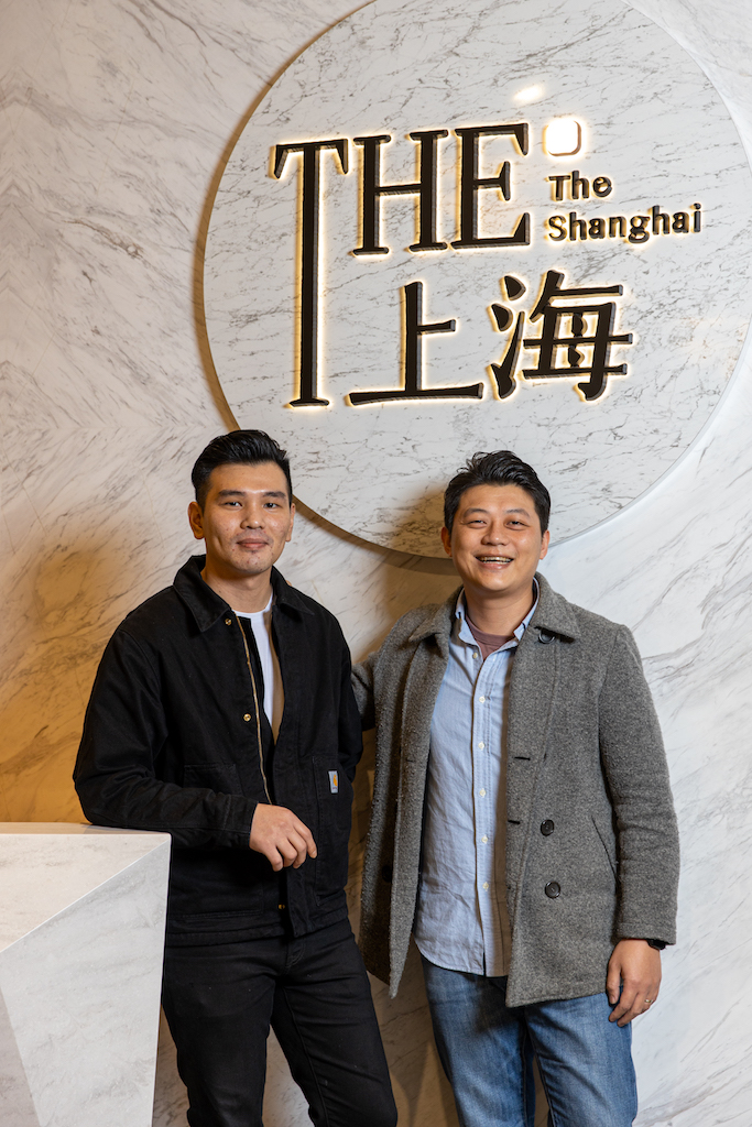 「上海鄉村」第二代薛峰繼（Joe）（右）和「飯 BAR 智作」創辦人曾紹謙（Dennis）（左），分守餐廳內外場，聯手打造中餐品牌「THE上海」。