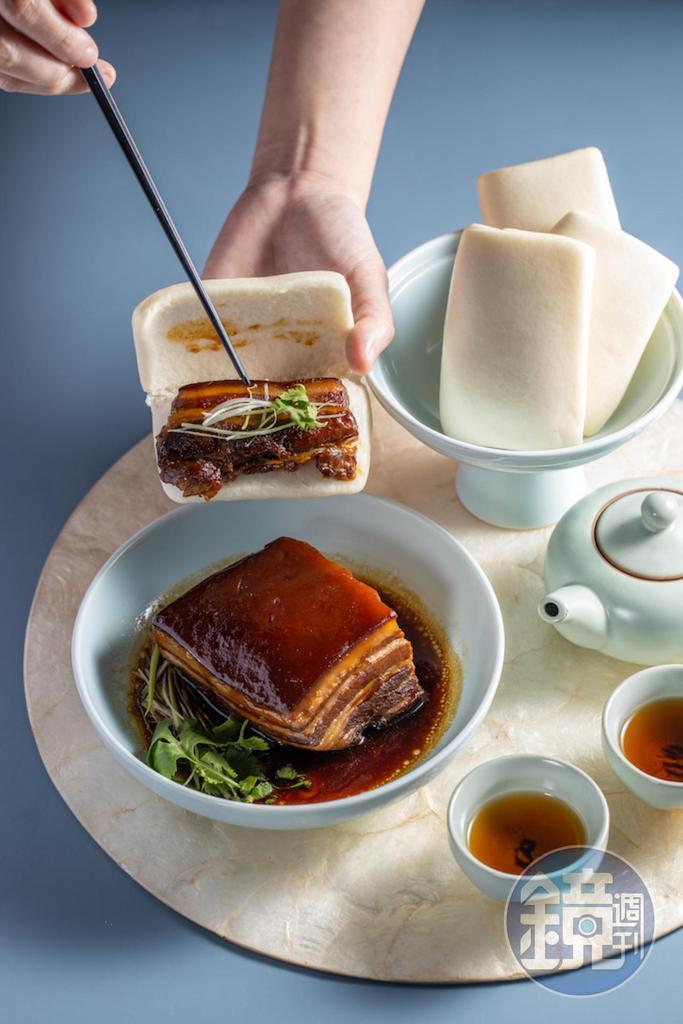 「傳說烤方佐美人茗」盛盤食器淺藍色成套,讓大塊肉料理也有雅緻感。(568 元/份)