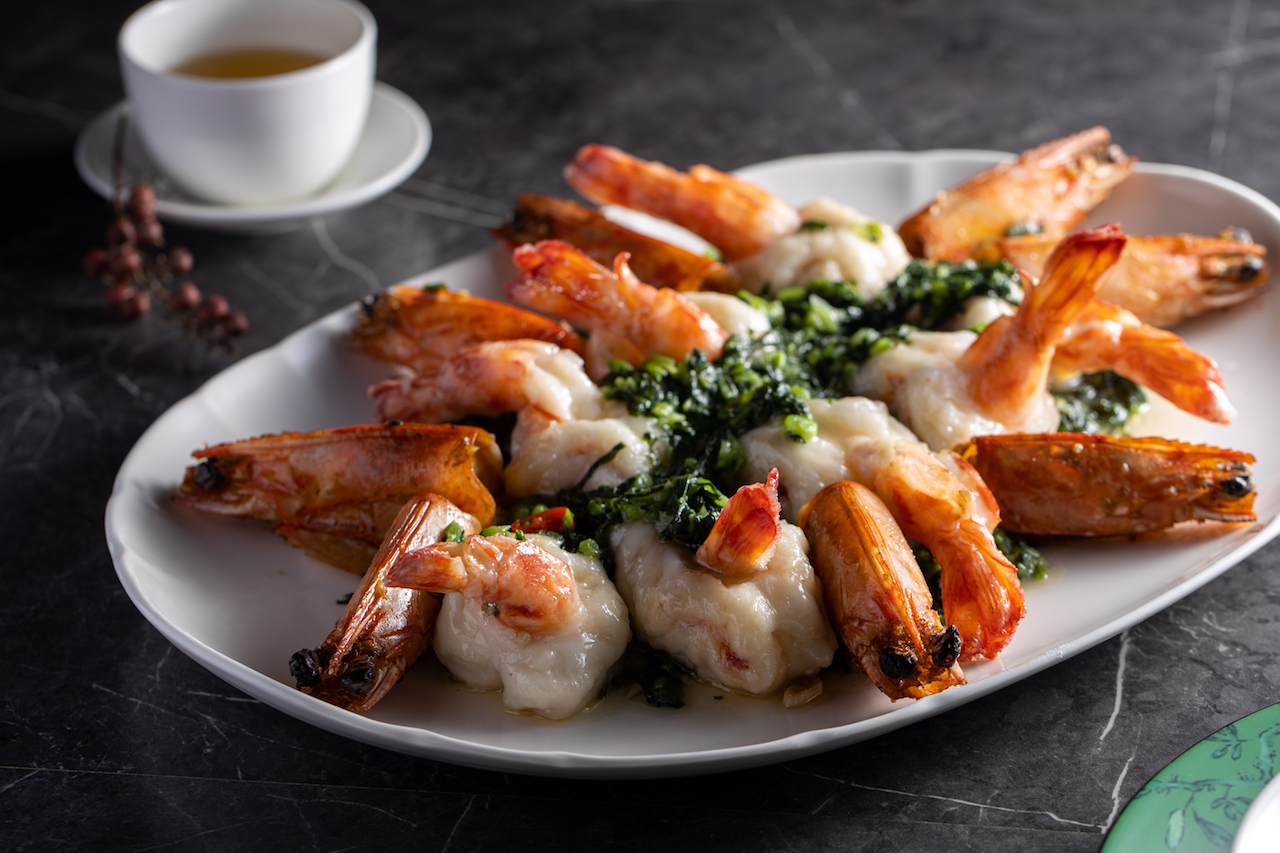 「雪菜大蝦」去殼圓身，雪菜鮮脆微苦，為蝦料理帶來耳目一新的風味組合。（300元／條）