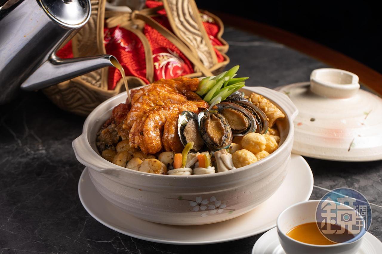 「品鍋」料多澎湃，湯頭醇厚，一鍋招來團圓圍爐的豐盛感。（年菜，7,288元／8 人份）