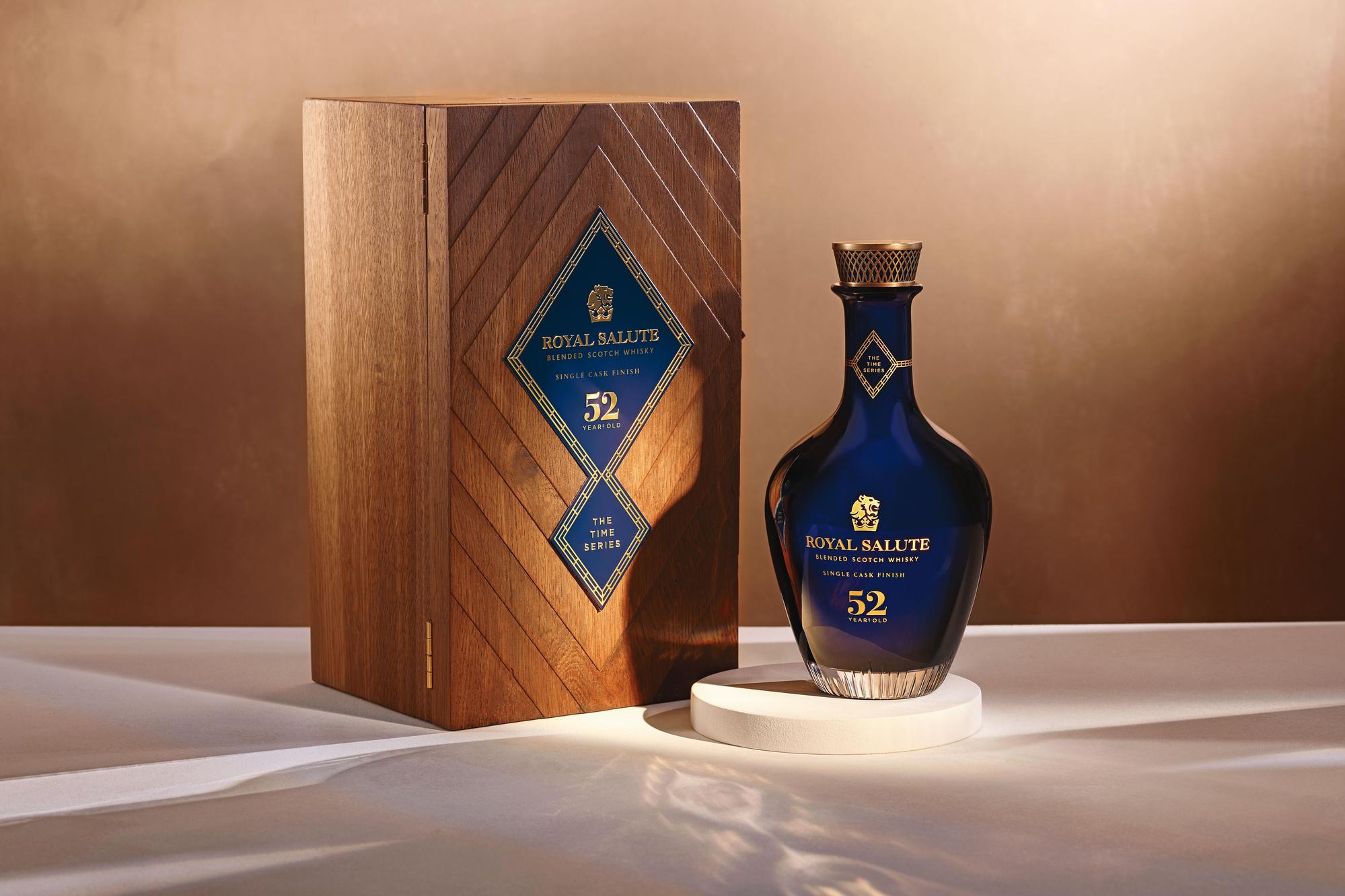 皇家禮炮52年(Time Series 52 Year Old Single Cask Finish),全球僅106瓶,1瓶定價3萬美元(約新台幣90萬元)。