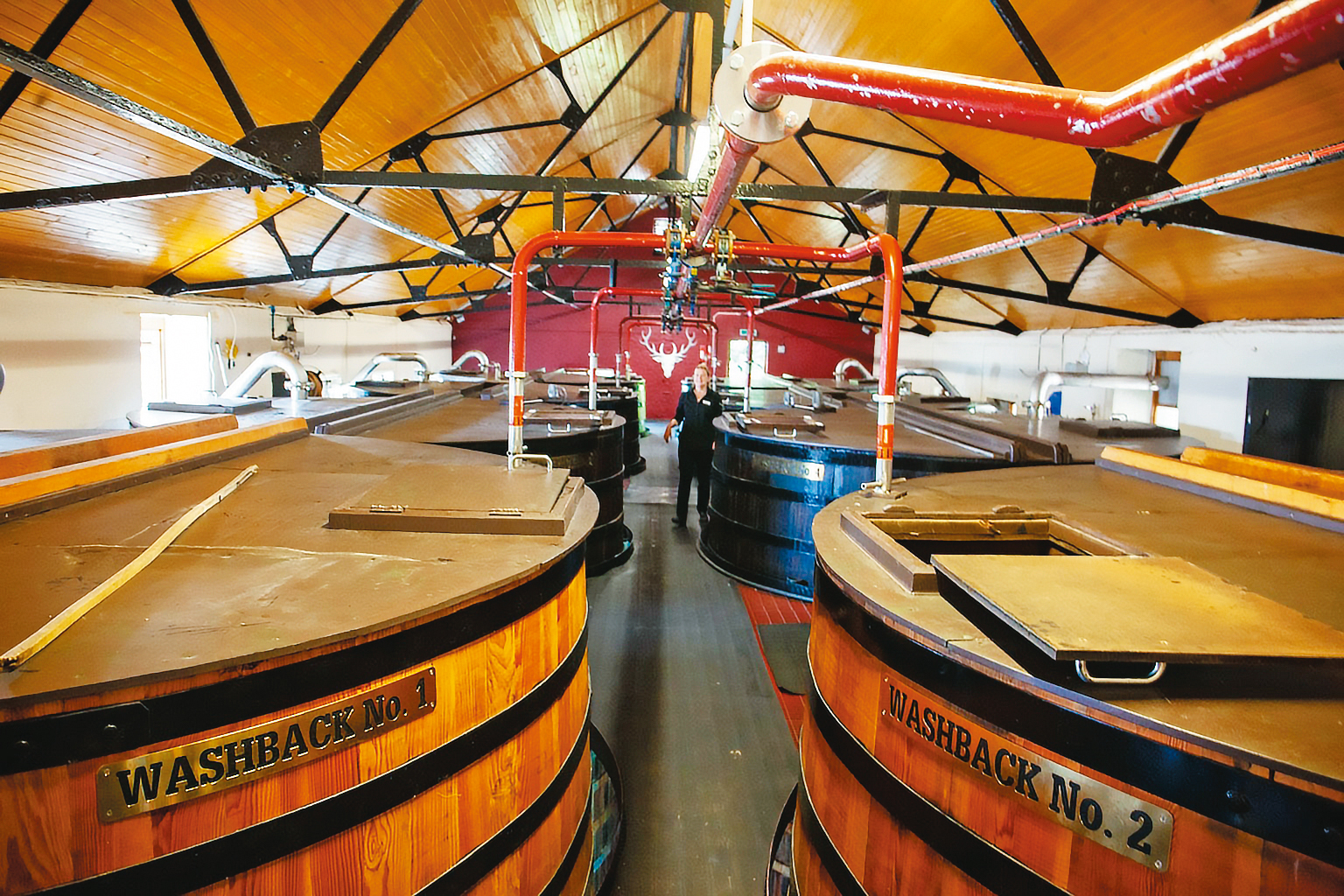 大摩酒廠的發酵槽群，遠方還可以依稀見到大摩的精神象徵，十二叉的鹿頭標誌。