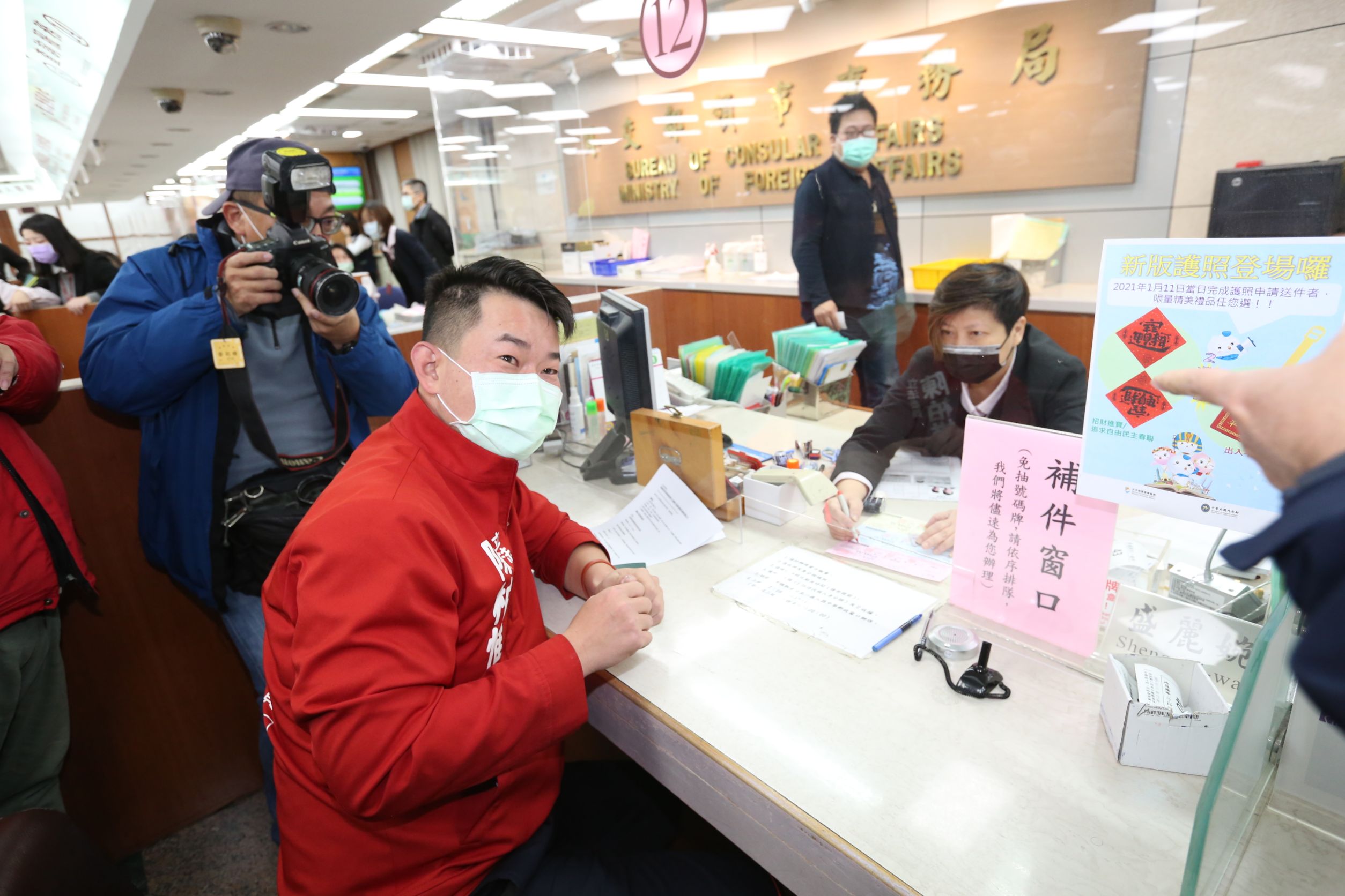 台灣基進立委陳柏惟一早前往外交部領事事務局換發新護照。