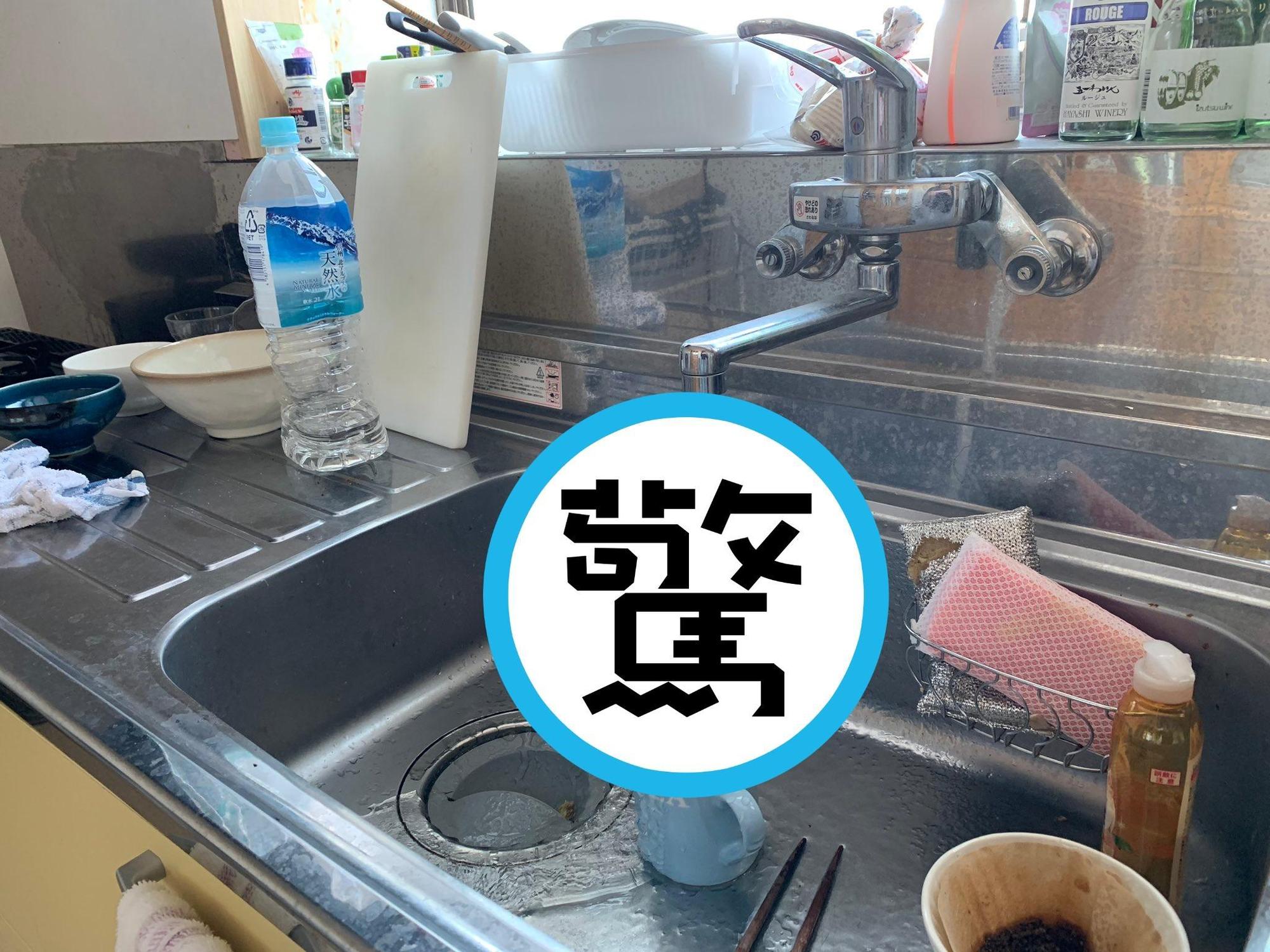 有名日本網友擔心水管結冰,將水龍頭打開讓水不斷流出,沒想到隔天起床後卻發現,水龍頭流出的水竟然直接變成冰柱。(翻攝自@hasetaku推特)