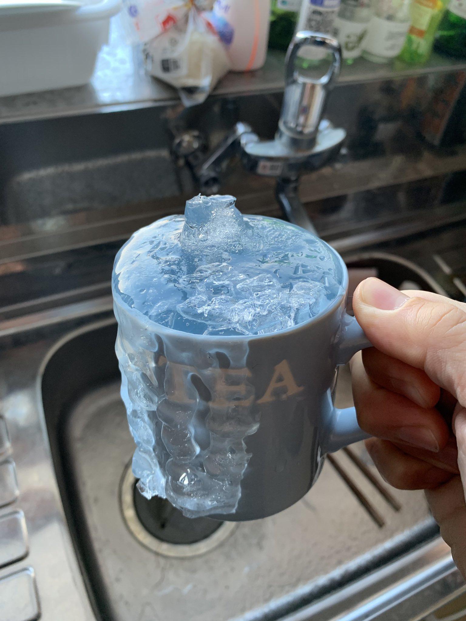 原po還補上結冰馬克杯照片,只見杯身溢出的水也跟著結冰,他搞笑自嘲「它已變成新的設計了」。(翻攝自@hasetaku推特)