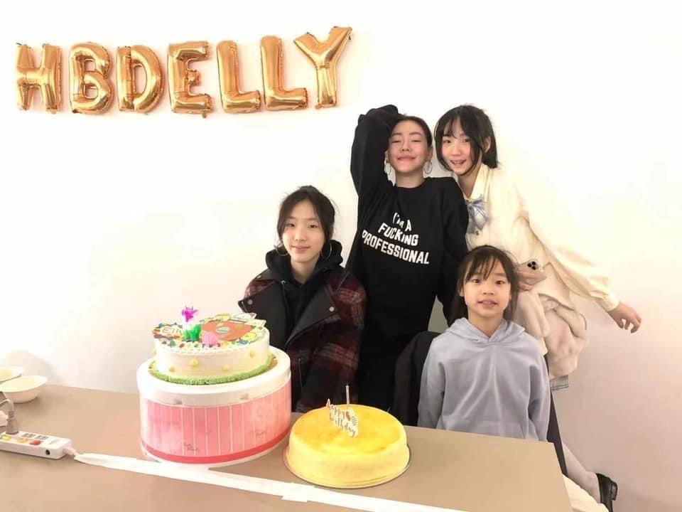 小S為大女兒Elly慶生,貼出所言與女兒們的合照,讓人一時分不出誰是媽媽誰是女兒。(翻攝自IG)