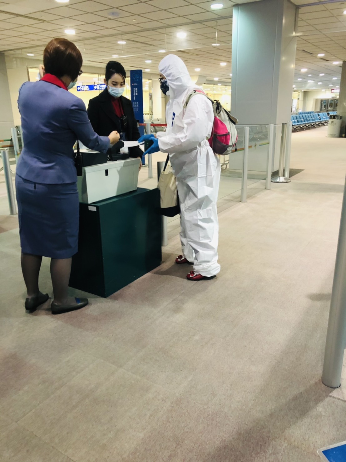 地勤人員做好全套防護。（中華航空提供）