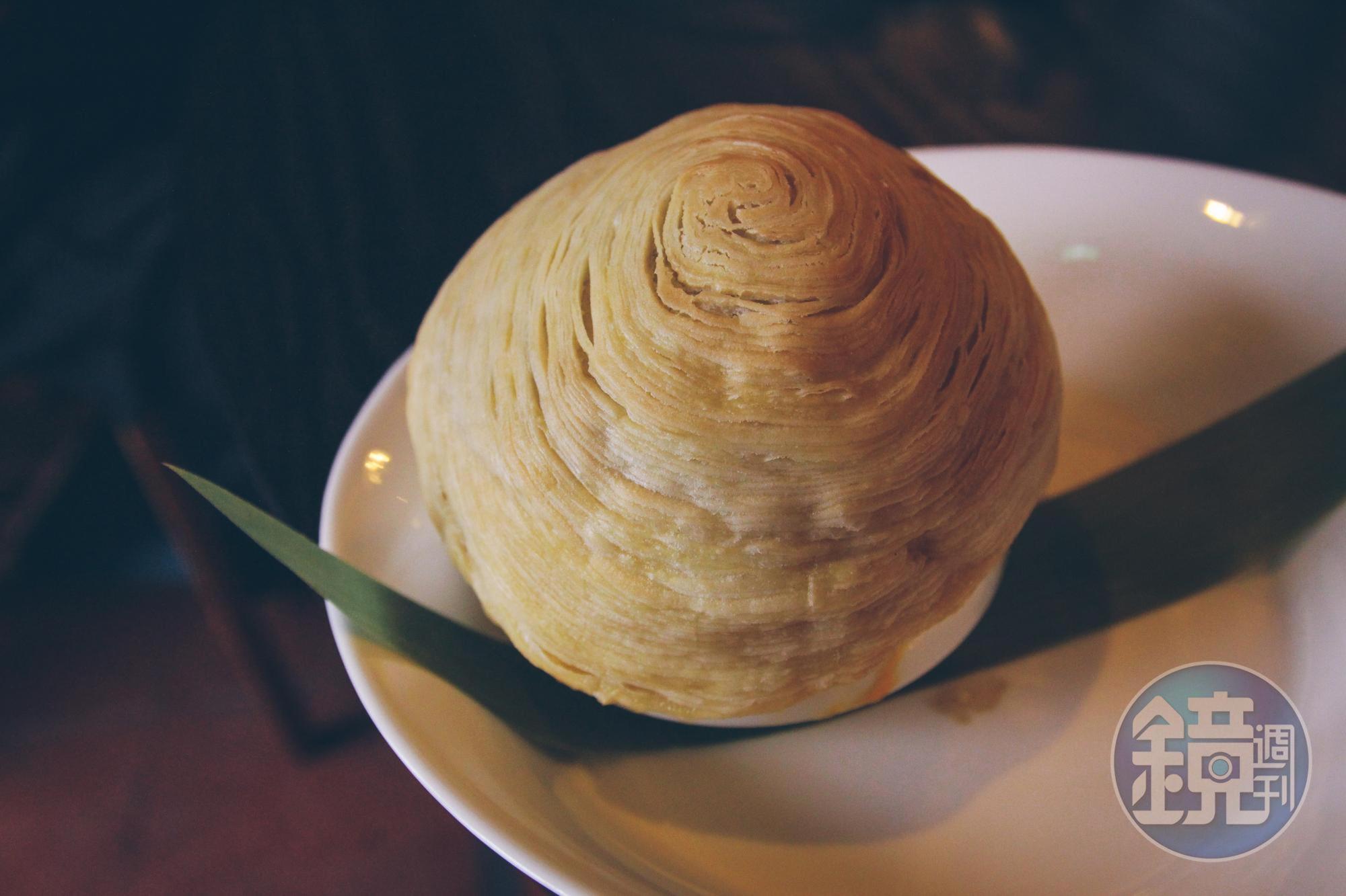 「The One佛跳牆」蓋上了金黃酥軟的酥皮，以法式技法向傳統與精神致敬。
