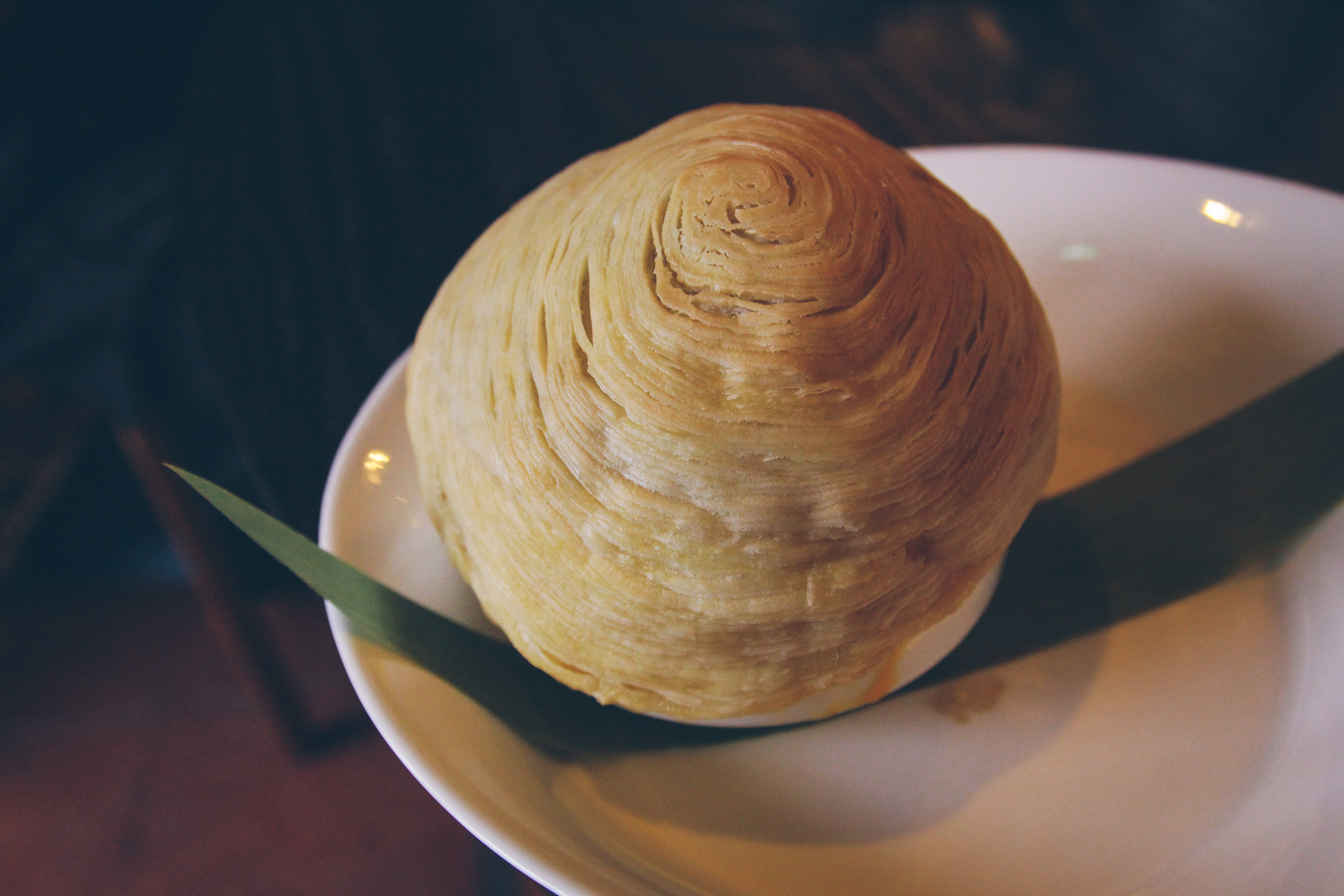 「The One佛跳牆」蓋上了金黃酥軟的酥皮，以法式技法向傳統與精神致敬。