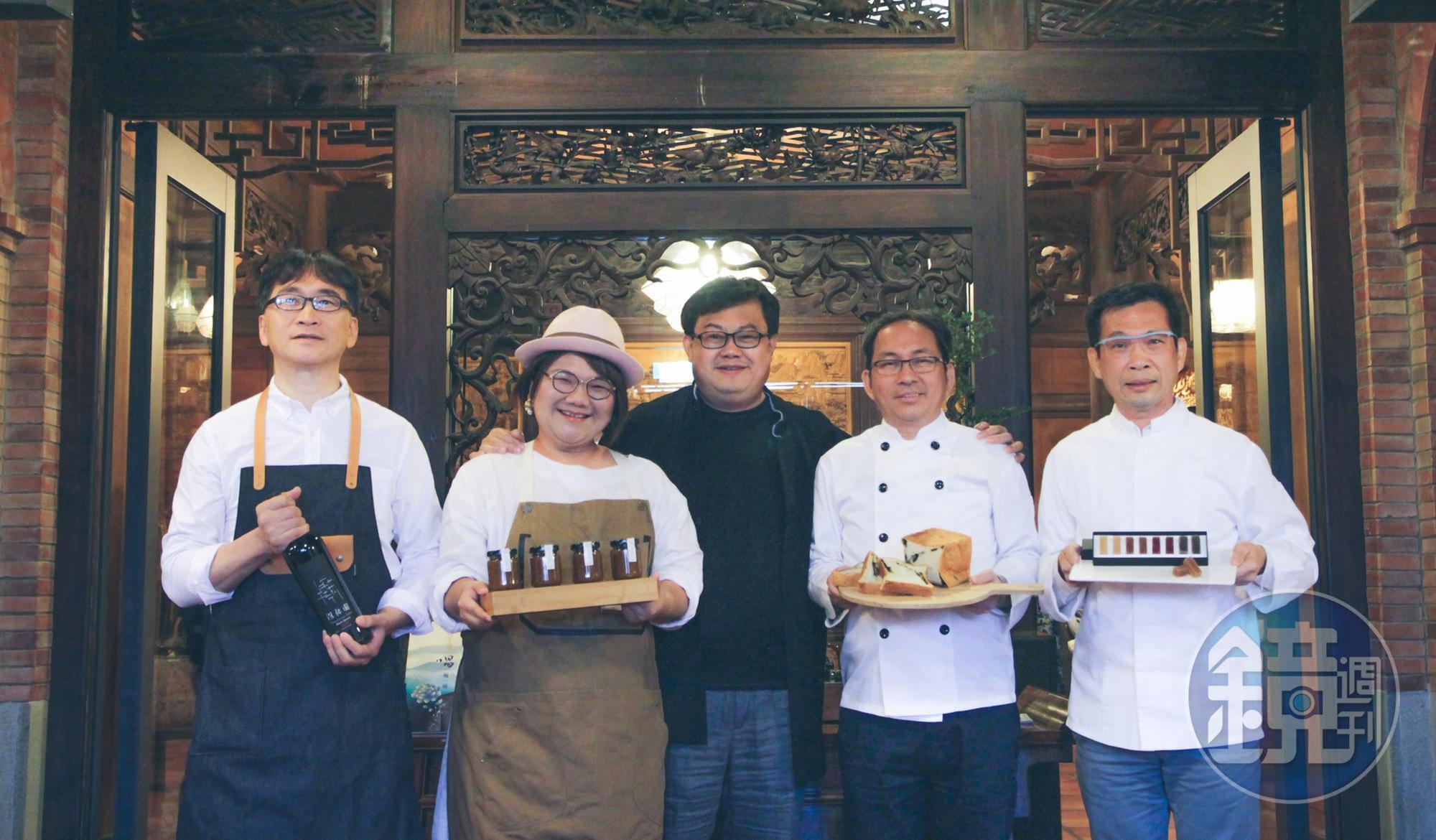 The One執行長劉邦初（中）與4位職人簡天才主廚（右一）、吳寶春師傅（右二）、《深耕園》創辦人黃國彥（左一）以及果醬女王柯亞（左二）。