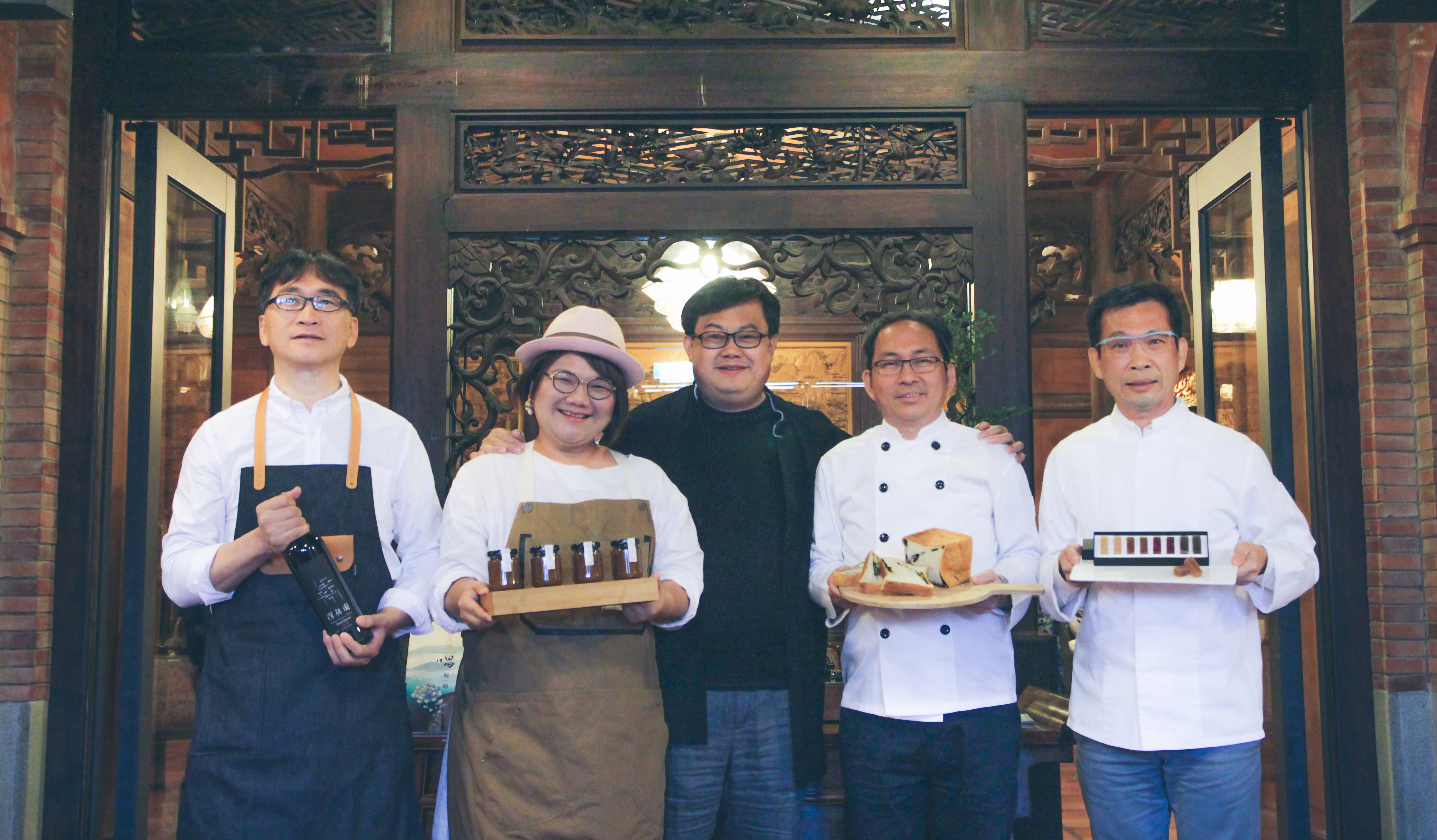 The One執行長劉邦初（中）與4位職人簡天才主廚（右一）、吳寶春師傅（右二）、《深耕園》創辦人黃國彥（左一）以及果醬女王柯亞（左二）。
