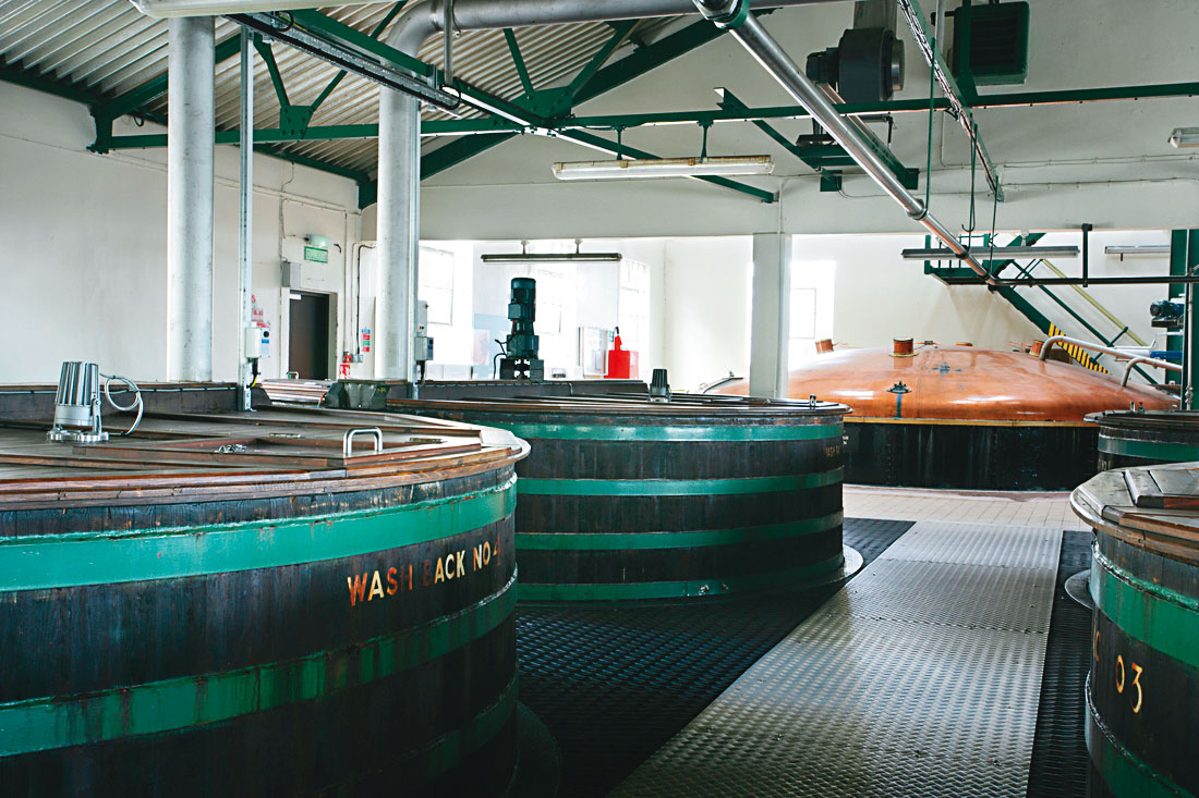 蘇格登追求慢工藝,酒廠的發酵製程也長達75小時,慢工出細活,遠方為醣化槽。