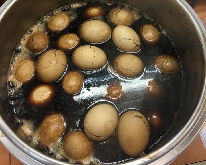 拿關東煮夾子夾茶葉蛋，會導致整鍋蛋報廢。（翻攝自臉書社團「爆料公社」）   附件區域