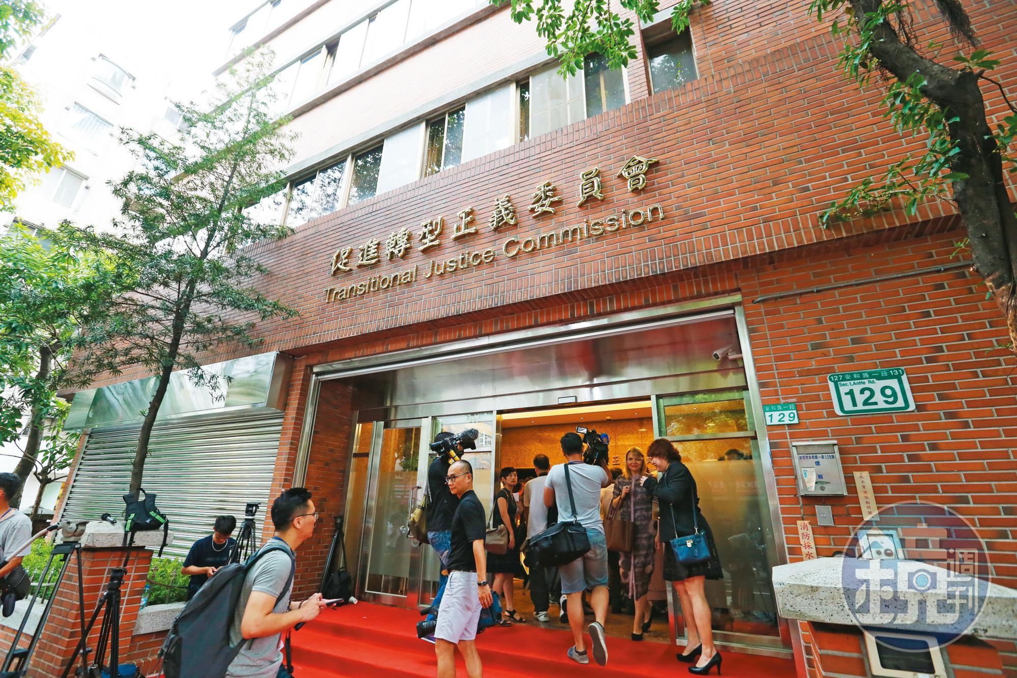 立法院2017年審查《促轉條例》,蔣萬安是唯一一位對受害者平反條文投下贊成票的藍委。