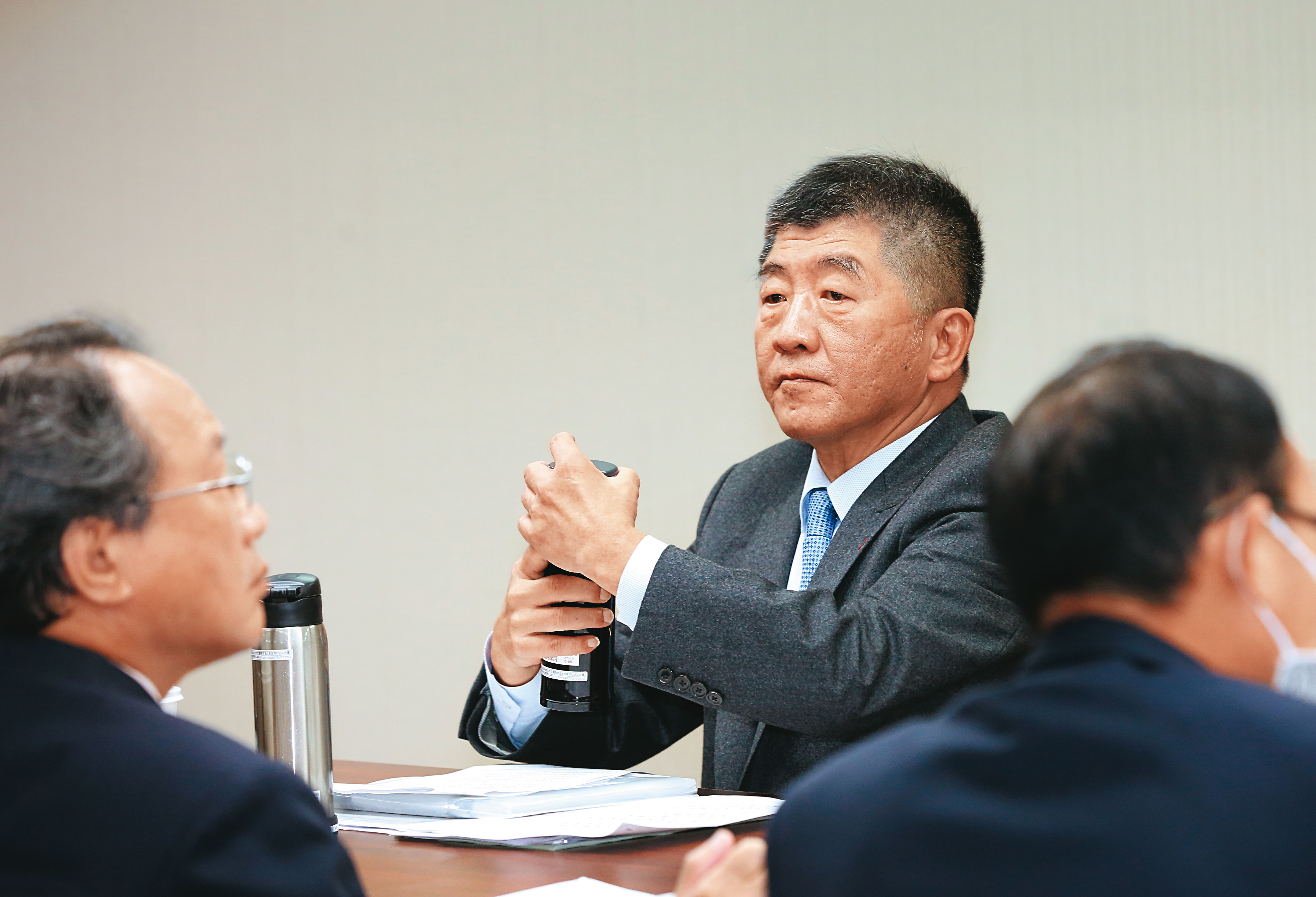 因防疫有功的衛福部長陳時中(中),被看好代表民進黨參選下屆台北市長。