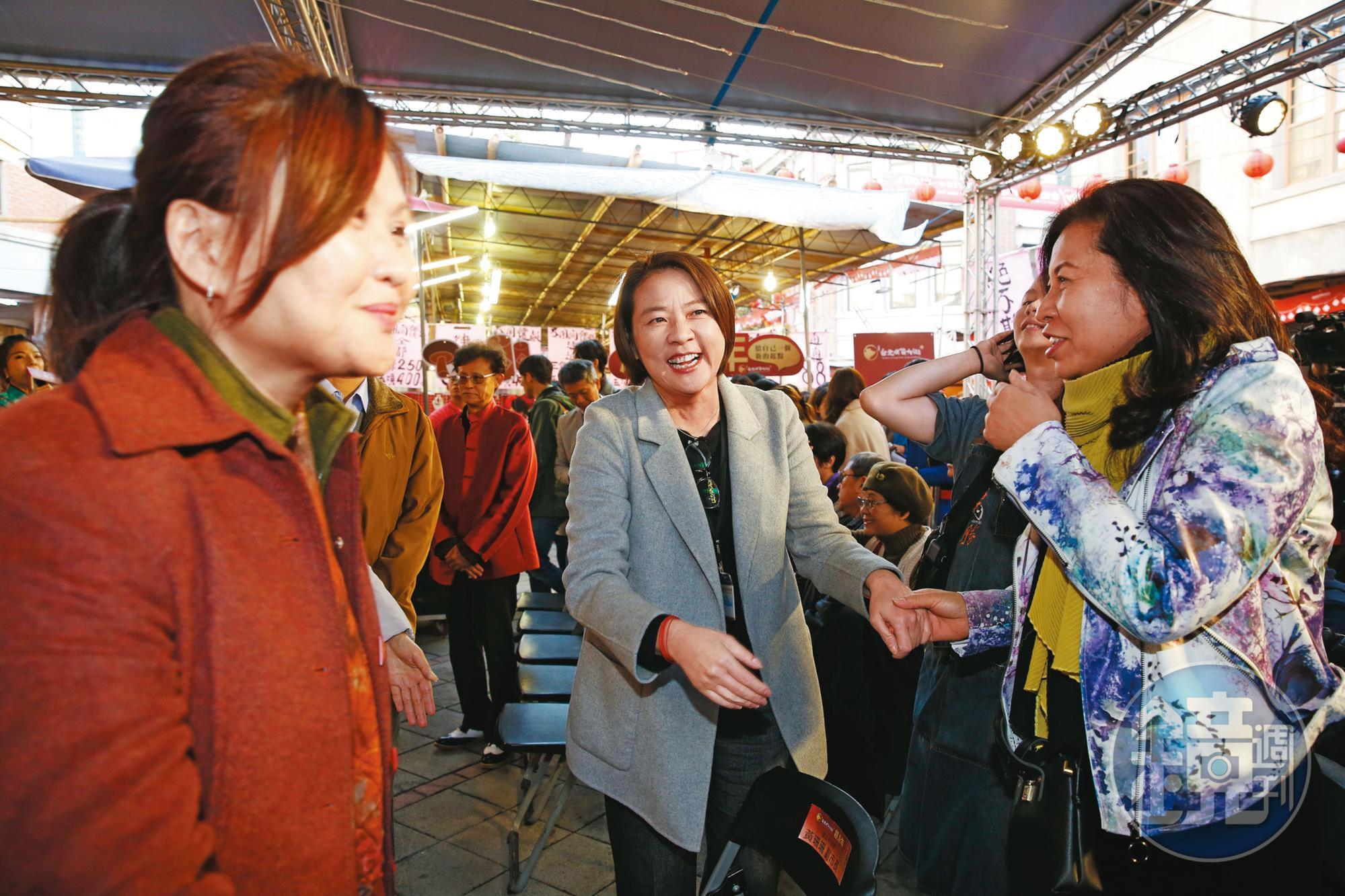 黃珊珊（左）以台北市副市長之姿勤跑基層多時，有望參選台北市長。