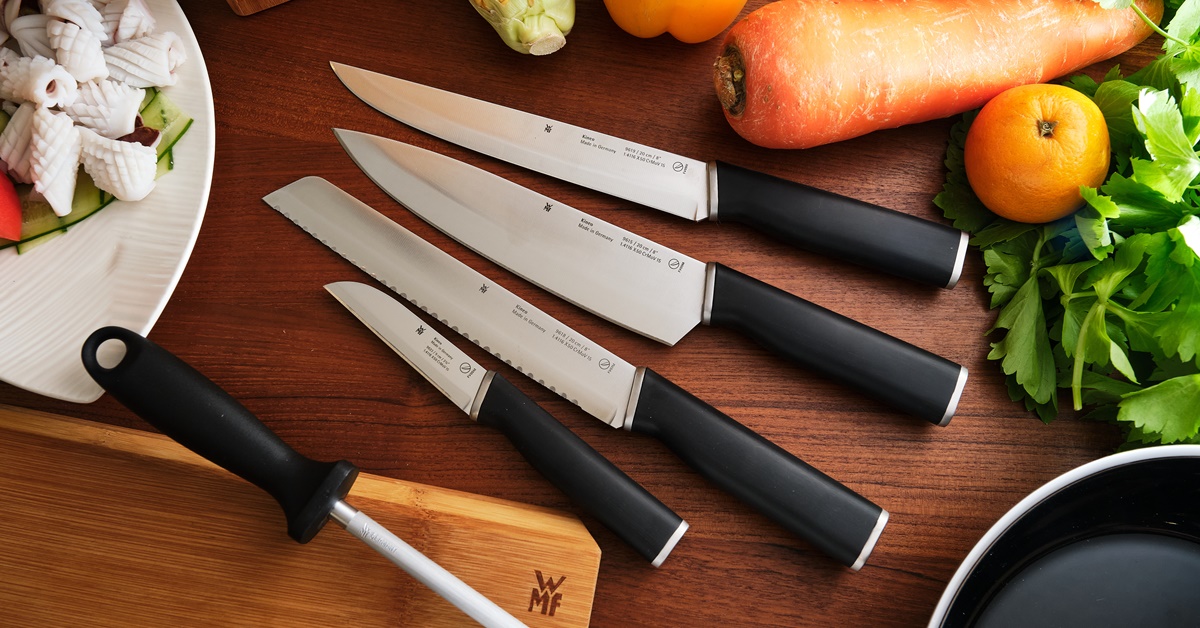 WMF全新德製不鏽鋼刀具KINEO Knife系列，流暢簡約線條展現力與美的結合，完美刀身與刀柄平衡配重，集德國工藝與傑出品質於一身。