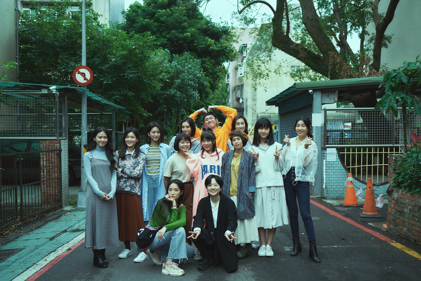 吳慷仁（中）與他的眾多「一日女友」。（華納兄弟提供）