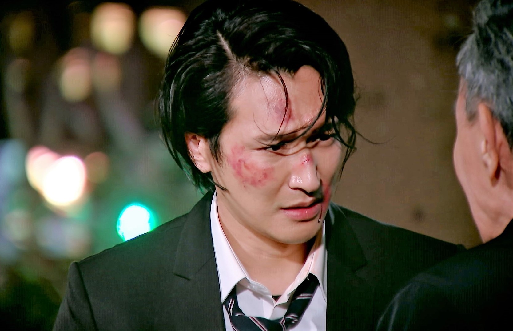 邵翔在《廢財闖天關》中顛覆以往暖男形象難得使壞。（三立提供）