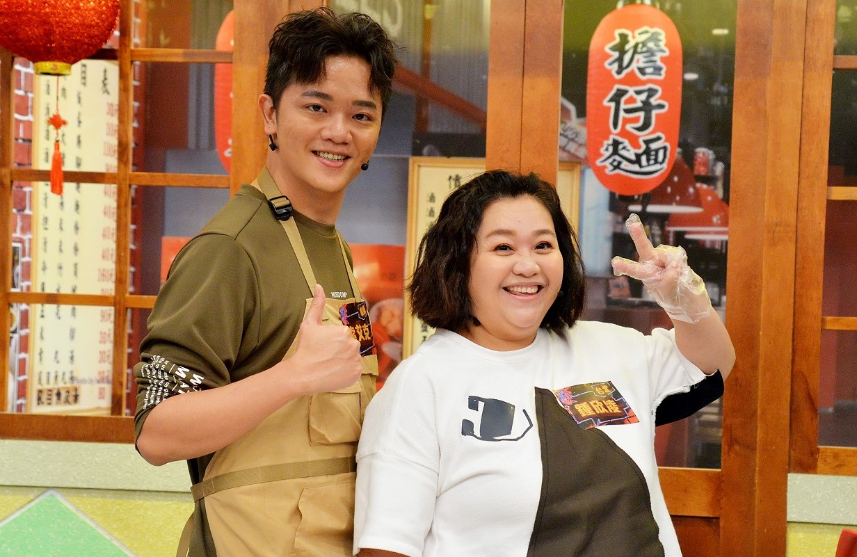 鍾欣凌（右）與索艾克為宣傳《鴻門家宴》上《請問你是哪裡人》做料理。（衛視中文台提供）