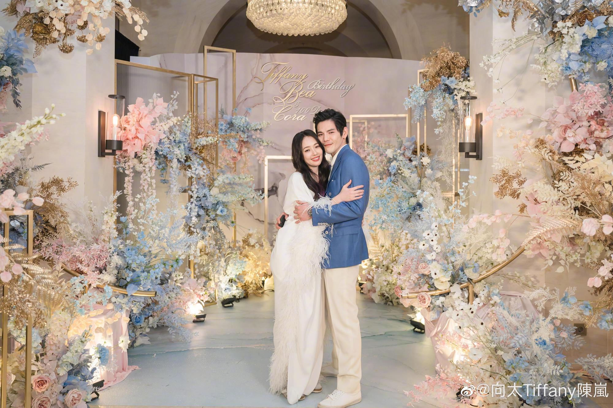 向佐與郭碧婷緊擁大秀恩愛。（翻攝自向太微博）