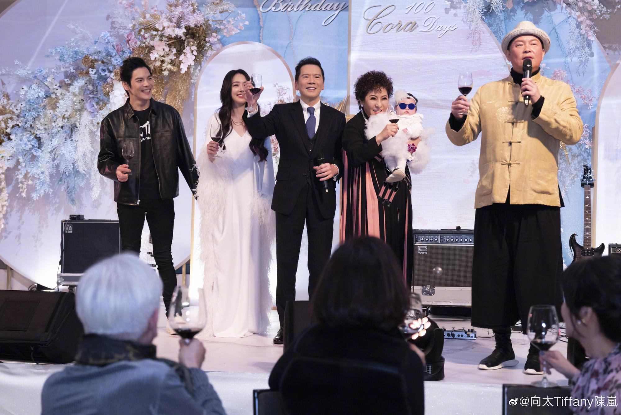 向華強夫妻抱著金孫，與向佐、郭碧婷一家五口在台上向賓客敬酒。（翻攝自向太微博）