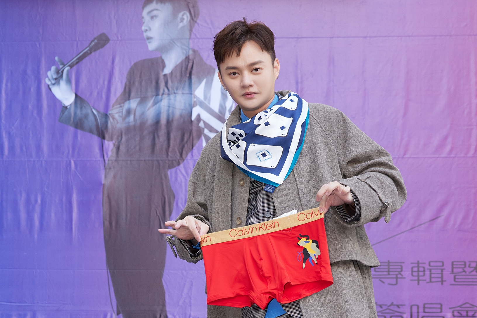 許富凱收到粉絲所送的紅內褲，開心萬分。（凱聲音樂提供）