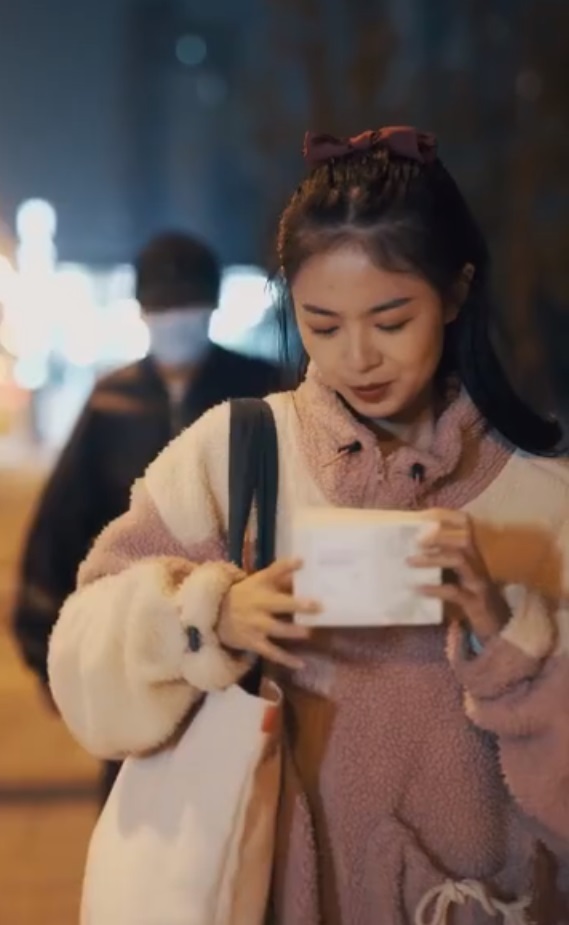 女子深夜回家時遇到一名男子尾隨跟蹤，她急中生智拿出紙巾卸妝，結果成功嚇跑跟蹤的路人。（翻攝微博）