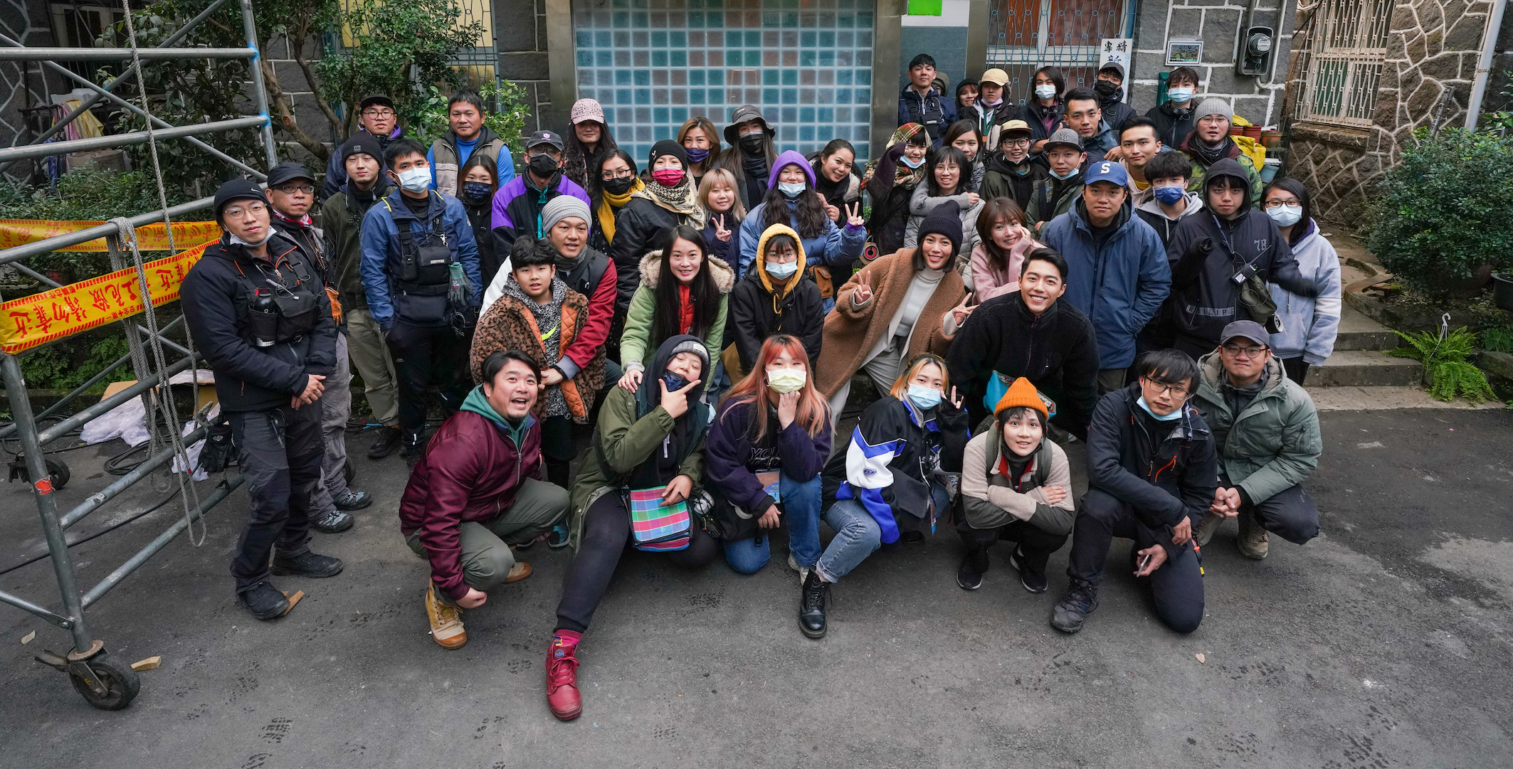 電影開拍接連遇到寒流，劇組幕前幕後連到殺青時都還是包緊緊，穿上厚外套抵抗低溫。（皮諾丘電影提供）