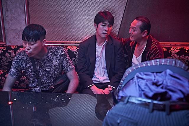 韓國演藝圈爆出男星猥褻女演員後輩的醜聞，韓媒表示該男星有演出電影《抓住救命稻草的野獸們》。（網路圖片）