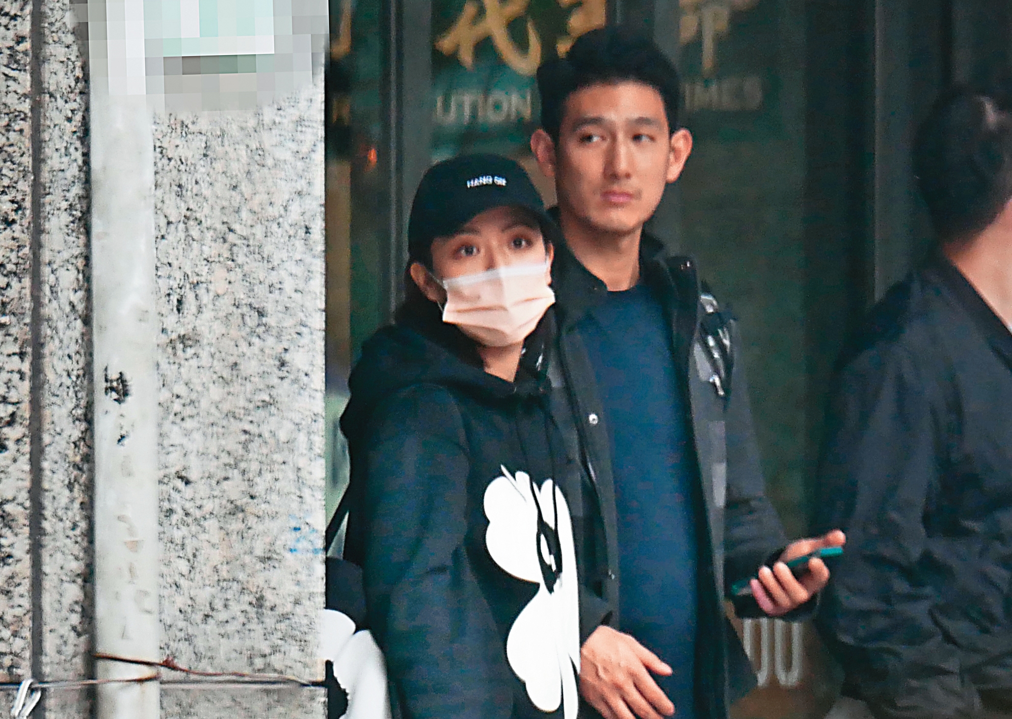 12/19 14：48 熱戀時，宋芸樺的男友（右）忘戴口罩，似乎也可以理解。